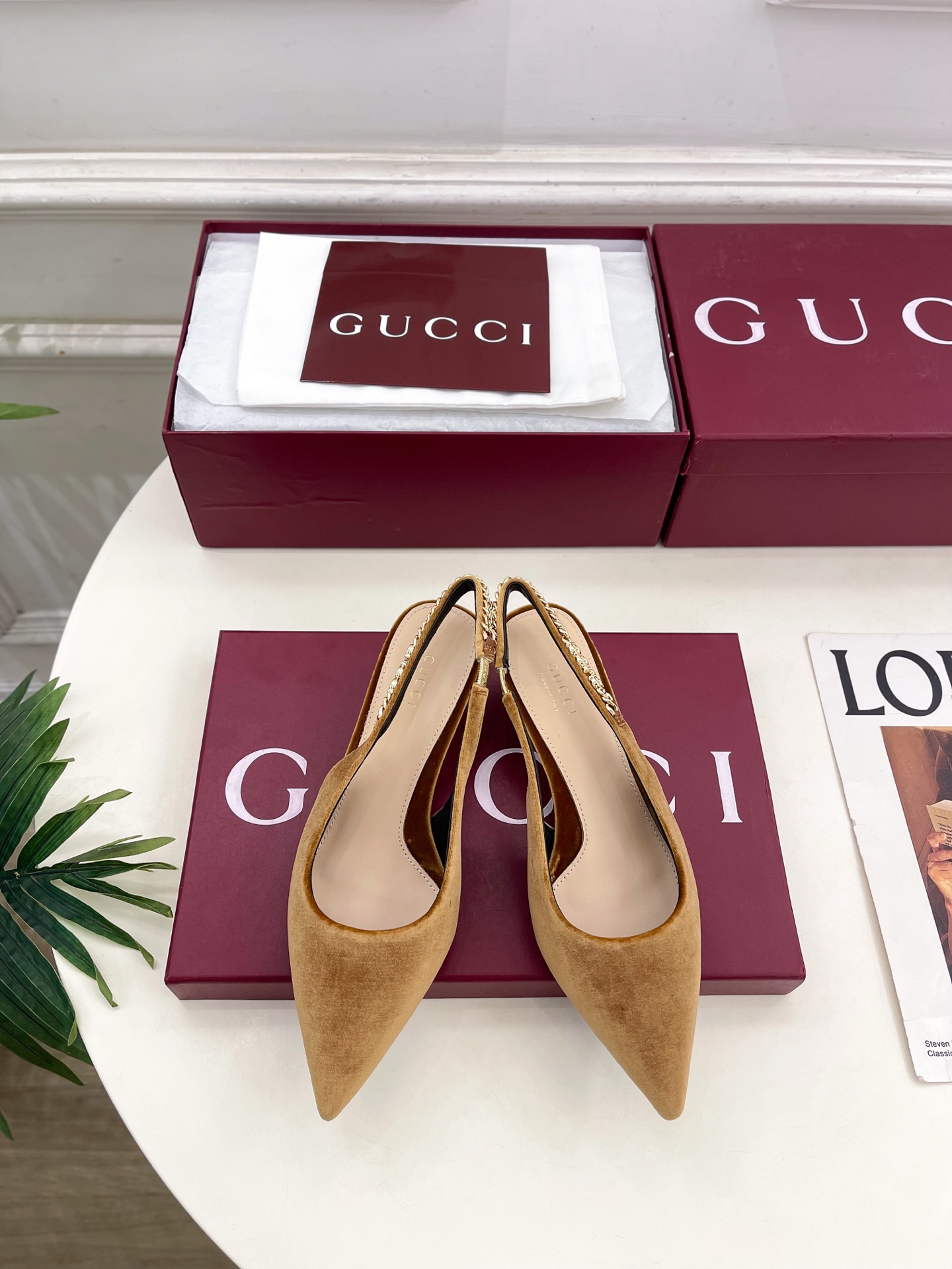 NO:722616,Gucci | Gucci 26 G’s main series is finally released, and the products are worth looking forward to!  Original classic, create new design, 2026 spring and summer new product, classic metal chain pointed toe hollow back pumps, purchasing agent level!  Full of high-end feel!  A favorite among bloggers at home and abroad, it is retro and fashionable, easy to wear and looks great on your feet!  Mainly recommended by the official website, BS new colors are continuously updated ━━━━━ t ━━━━━ Upper original high-definition velvet Lining: imported sheepskin lining Original Italian leather outsole Heel height 4.5cm/10.5cm Shoe size:  35-39 (40.41.42 can be customized), high heels sandals, gucci, gucci, gucci, sandals, high heels, sheepskin, Leather soles19860909Gucci | 古驰 26  G家 主打系列终于面世,狠货值得期待！原有的经典 创造新设计 2026春夏新品 经典金属链条尖头后空浅口鞋 代购级别！高级感十足！国内外博主刷爆的一款,复古又时髦 穿搭简便 上脚美炸了！官网主推,BS新色持续更新 ━━━━━ t ━━━━━ 鞋面原版高定丝绒  内里: 进口羊皮里 大底原版意大利真皮大底 跟高4.5cm/10.5cm 鞋码: 35-39（40.41.42可定制）,高跟鞋凉鞋,gucci,gucci,gucci,sandals,high heels,sheepskin,Leather soles,Women's Shoes