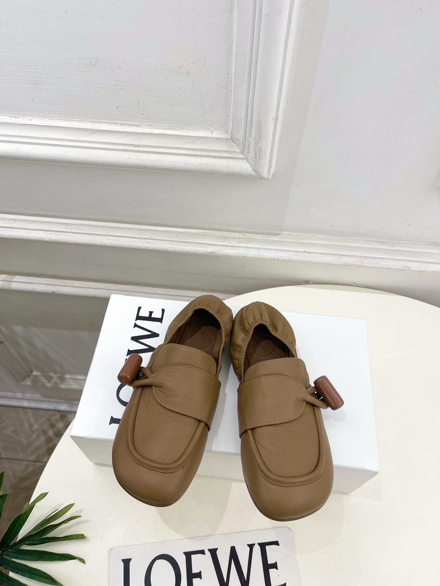 NO:722592,LOEWE 26 2026 Spring and Summer New Products Toggle Flat Buckle Loafers ————————— LOEWE, as the most popular designer brand in the past two years, has simple design, clever details, fresh and refined!  If you don’t want to hit the streets with random styles, you can check out this brand. It’s relatively niche but is so easy to match. You can see this brand everywhere on Instagram and Xiaohongshu!  BS original one-to-one customized upper, original specific mixed sheepskin, imported sheepskin lining, original molded outsole, custom-made non-slip outsole, high flat heel, size 35-39 (40.41. Customized, non-returnable), loafers, loewe, loewe, loafers, sheepskin19860909LOEWE 罗意威 26 2026春夏新品 Toggle 平底扣环乐福鞋 ————————— LOEWE作为这两年最受欢迎的设计师牌,设计简单、细节巧妙、清新脱俗！ 不想满大街撞款的可以看看这个品牌,比较小众却又是那么好搭配,ins、小红书随处可见这个品牌的身影 ！BS原版一比一定制 鞋面原版特定混种羊皮 内里进口羊皮 大底原版开模定制防滑大底 跟高平底 码数35-39（40.41.定制不退换）,乐福鞋,loewe,loewe,loafers,sheepskin,Women's Shoes