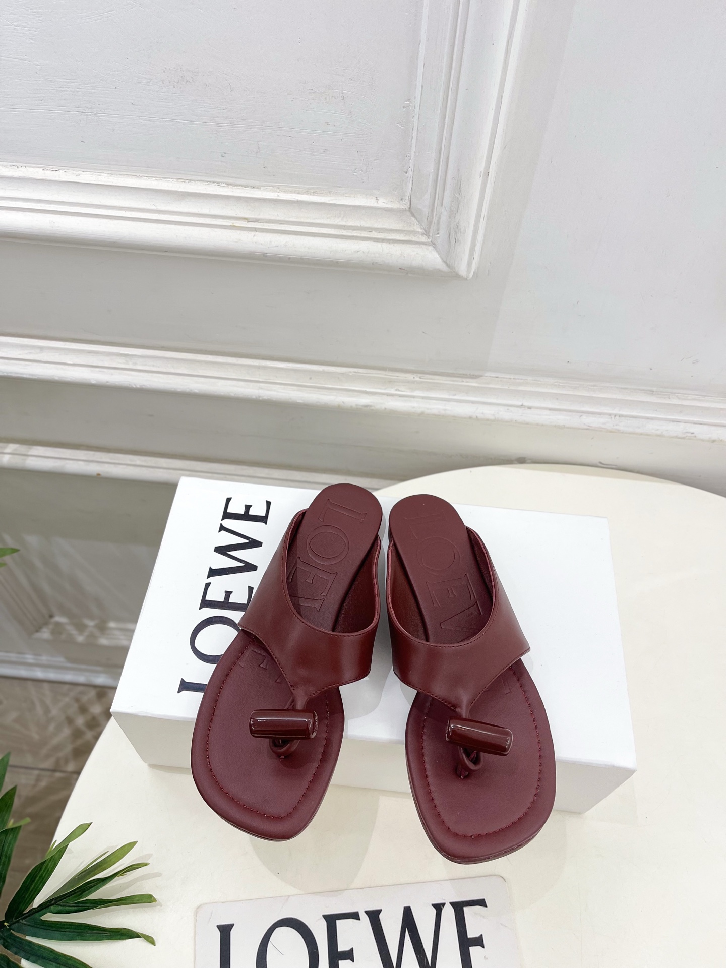 NO:722582,LOEWE 26 2026 Spring and Summer New Products Toggle Flat Buckle Flip-Flop Slippers —————————— LOEWE, as the most popular designer brand in the past two years, has simple design, clever details, fresh and refined!  If you don’t want to hit the streets with random styles, you can check out this brand. It’s relatively niche but is so easy to match. You can see this brand everywhere on Instagram and Xiaohongshu!  BS original one-to-one customization, original specific hybrid sheepskin upper, imported sheepskin lining, original molded outsole, customized non-slip outsole, high flat heel, code number 35-39 (40.41. Customized, non-returnable), split-toe shoes, loewe, loewe, slippers, sheepskin19860909LOEWE 罗意威 26 2026春夏新品 Toggle 平底扣环夹脚拖鞋 ————————— LOEWE作为这两年最受欢迎的设计师牌,设计简单、细节巧妙、清新脱俗！ 不想满大街撞款的可以看看这个品牌,比较小众却又是那么好搭配,ins、小红书随处可见这个品牌的身影 ！BS原版一比一定制 鞋面原版特定混种羊皮 内里进口羊皮 大底原版开模定制防滑大底 跟高平底 码数35-39（40.41.定制不退换）,分趾鞋,loewe,loewe,slippers,sheepskin,Women's Shoes