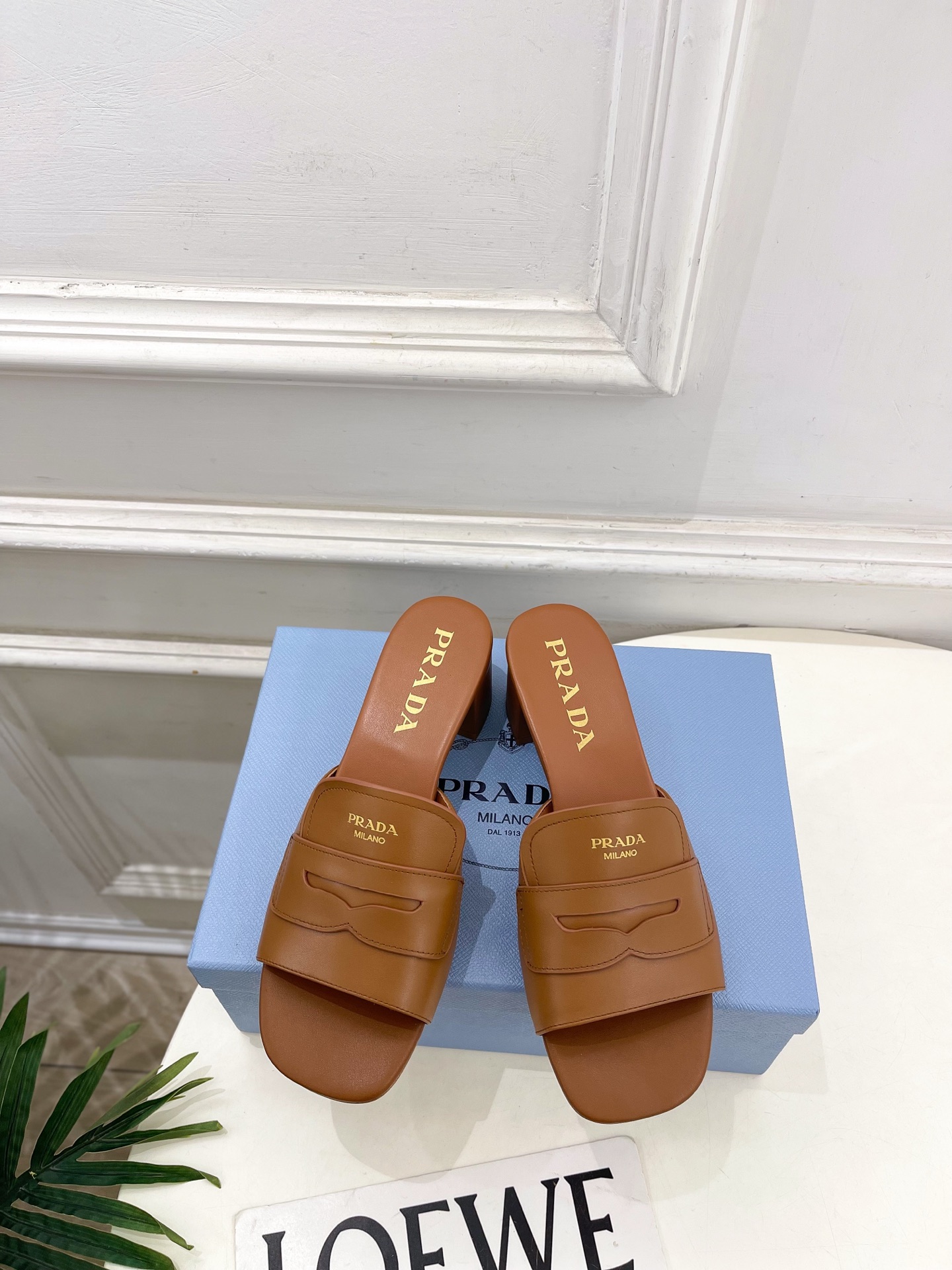 NO:722619,PRADA 26 2026 Spring and Summer New Products Counter Catwalk Style Classic Letter Block Heel Slippers Series Upper Original High Customized Calfskin Lining Imported Water-dyed Sheepskin Outsole Original Italian Genuine Leather Outsole Heel Height 4.5cm Shoe Size: 35-39 (40.41. Customized, non-refundable), slippers, prada, prada, slippers, cowhide, sheepskin, Leather soles19860909PRADA 普拉达 26 2026春夏新品 专柜走秀款 经典字母粗跟拖鞋 系列 鞋面原版高定制小牛皮 内里进口水染羊皮  大底原版意大利真皮大底  跟高4.5cm 鞋码:35-39（40.41.定做不退换）,拖鞋,prada,prada,slippers,cowhide,sheepskin,Leather soles,Women's Shoes