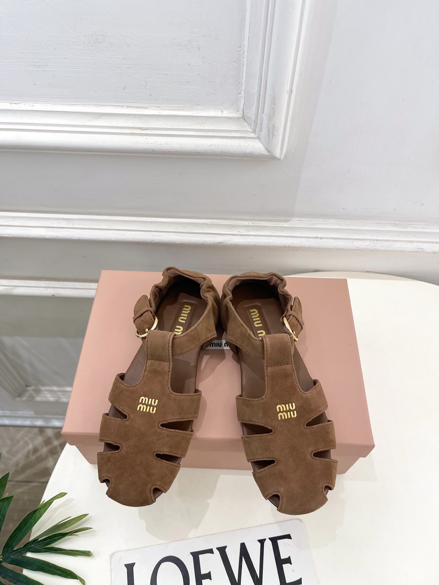 NO:722578,Miu Miu | Miu Miu 26 2026 spring and summer new product counter features the latest catwalk styles, Roman style casual sandals, hot new releases!  BS Miaojia's high-end products, top-notch craftsmanship to create exquisite quality, unparalleled comfort, it is definitely a love at first sight!  Fashionable and versatile, a must-have for everyone!  T19860909Miu Miu | 缪缪 26 2026春夏新品专柜主打最新走秀款 罗马风休闲凉鞋 火爆上新！ BS缪家高货 顶级工艺打造精品质感 无敌舒适 绝对是一见钟情款！时尚百搭,人手必备！ ━━━━━ t ━━━━━ 鞋面顶级头层小羊皮/羊猄  内里: 进口羊皮里 大底原版开模防滑大底 跟高平底 鞋码: 35-39(40定制不退换）,凉鞋,miumiu,sandals,sheepskin,sheep,Women's Shoes