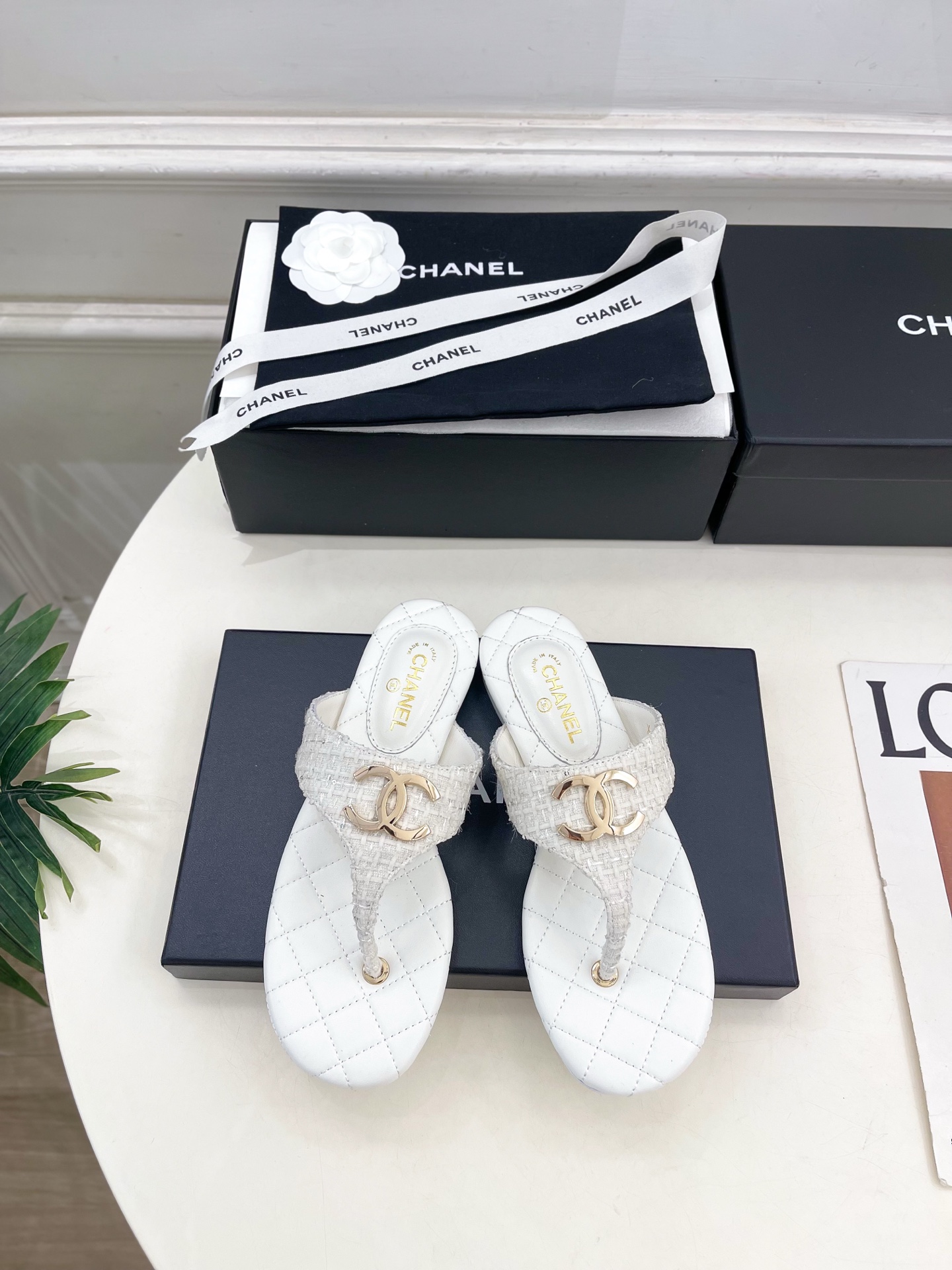 NO:747009,| Xiaoxiang 26 2026 early spring new products, counter classic catwalk models, Xiaoxiang Double C flip-flops are new in the series. The absolute best in the BS fashion circle. The matching will interpret the meticulous, minimalist and classic elements that will never fade away. It will show a unique dressing style that is too beautiful to say. A must-have item for summer... ━━━━━ t ━━━━━  Highly customized upper with original sheepskin/fabric, lining with imported silk sheepskin, outsole with original Italian leather outsole, heel height 1.5cm, shoe size: 35-39 (40.41 customized, non-refundable), split-toe shoes, slippers, sheepskin, Leather soles19860909| 小香 26 2026早春新品 专柜经典走秀款 小香双C夹脚人字拖鞋 系列上新 BS时尚圈的绝绝子 搭配将演绎着细致 极简 永不褪去的经典元素 展现与众不同的穿搭风格美到无话可说 夏季必入款…… ━━━━━ t ━━━━━ 鞋面高定制原版羊皮/布料  内里进口丝绸羊皮里 大底原版意大利真皮大底 跟高1.5cm  鞋码: 35-39（40.41定制不退换）,分趾鞋,slippers,sheepskin,Leather soles,Women's Shoes