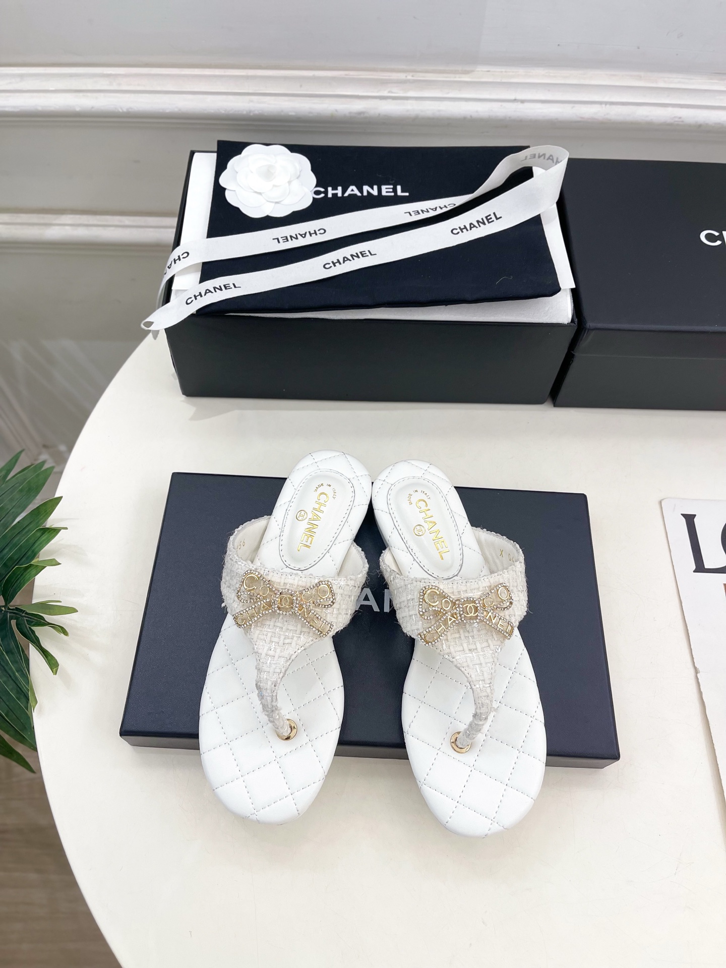 NO:747012,| Xiaoxiang 26 2026 early spring new products, classic catwalk style in the counter, Xiaoxiang double C rhinestone bow flip-flops are new in the series. A must in the BS fashion circle. The matching will interpret the meticulous, minimalist and classic elements that will never fade away. It will show a unique dressing style that is too beautiful to say. A must-have for summer... ━━━━━ t  ━━━━━ Upper highly customized original sheepskin/cloth lining imported silk sheepskin lining outsole original Italian leather outsole Heel height 1.5cm Shoe size: 35-39 (40.41 customized non-returnable), split-toe shoes, slippers, sheepskin, Leather soles19860909| 小香 26 2026早春新品 专柜经典走秀款 小香双C水钻蝴蝶结夹脚人字拖鞋 系列上新 BS时尚圈的绝绝子 搭配将演绎着细致 极简 永不褪去的经典元素 展现与众不同的穿搭风格美到无话可说 夏季必入款…… ━━━━━ t ━━━━━ 鞋面高定制原版羊皮/布面 内里进口丝绸羊皮里 大底原版意大利真皮大底 跟高1.5cm  鞋码: 35-39（40.41定制不退换）,分趾鞋,slippers,sheepskin,Leather soles,Women's Shoes