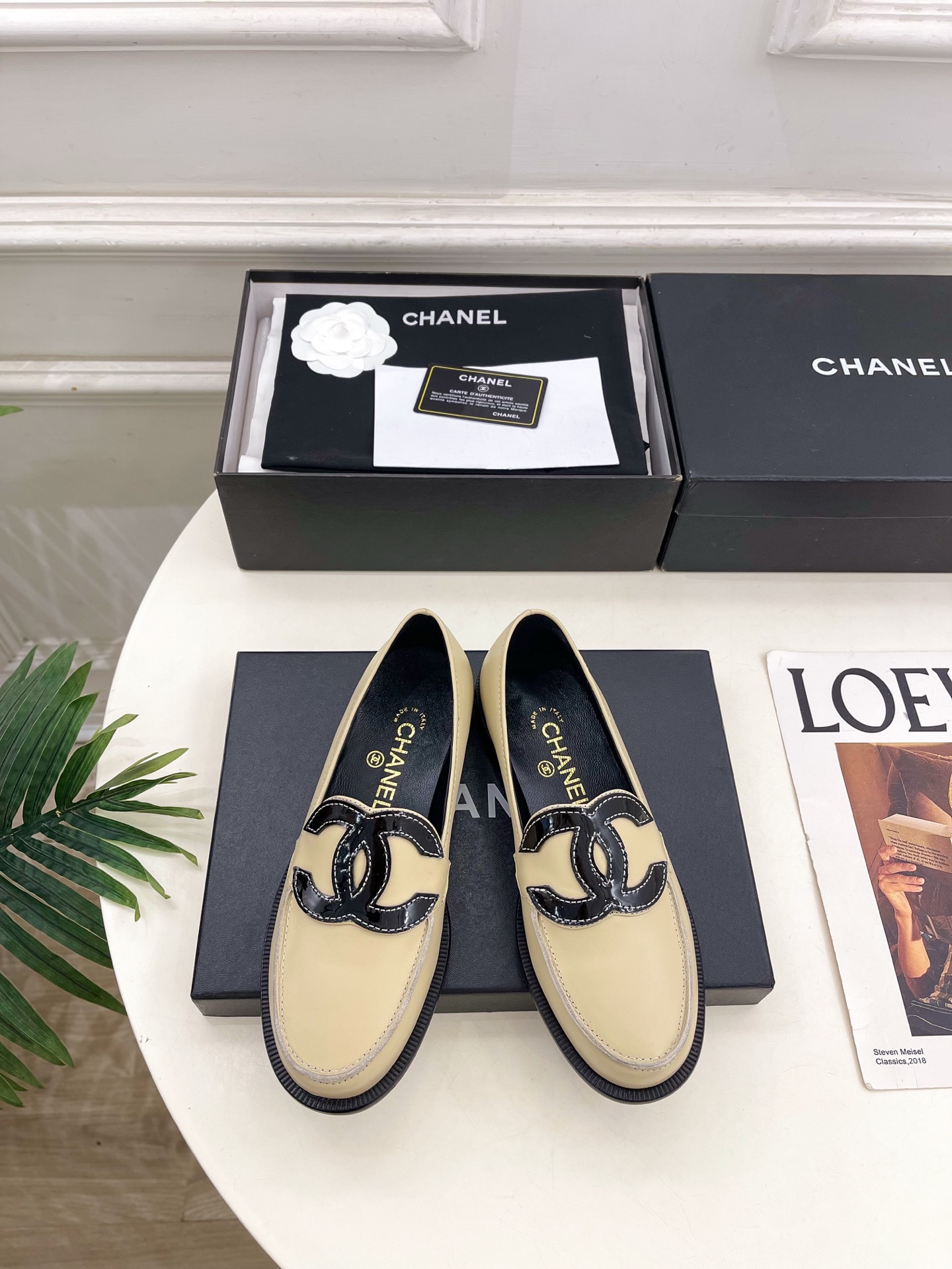 NO:747003,| Xiaoxiang 26 2026 spring and summer new products, counter classics, Xiaoxiang’s classic large pair of C loafers are new in the series. The absolute best in the BS fashion circle. The matching will interpret the meticulous, minimalist and never-fading classic elements, showing a unique dressing style that is too beautiful to say. A must-have in summer... ━━━━━ t ━━━━━  Original high-customized lambskin upper, imported hybrid sheepskin lining, original imported genuine leather outsole, 2cm heel height, shoe size: 35-39 (40.41. Customized, non-refundable), loafers, sheepskin, Leather soles19860909| 小香 26 2026春夏新品 专柜经典款 小香经典大双C乐福鞋 系列上新 BS时尚圈的绝绝子 搭配将演绎着细致 极简 永不褪去的经典元素 展现与众不同的穿搭风格美到无话可说 夏季必入款…… ━━━━━ t ━━━━━ 鞋面原版高定制小羊皮 内里进口混种羊皮里 大底原版进口真皮大底 跟高2cm 鞋码: 35-39（40.41.定制不退换）,乐福鞋,loafers,sheepskin,Leather soles,Women's Shoes