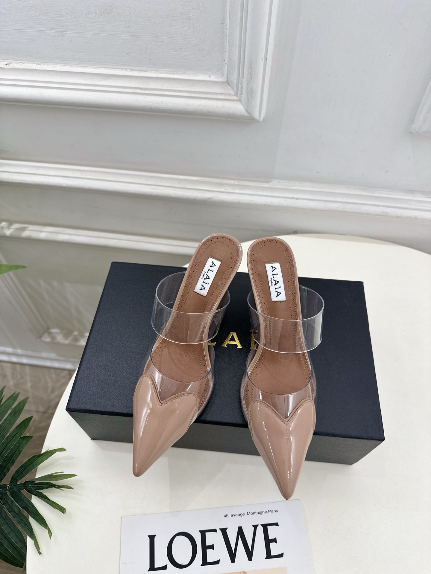 NO:747000,ALAA Alaa 26 2026 spring and summer new product, the same style as the show, Love Film Cube Wedge Pointed Toe Half Slippers ————————— As the most popular genius designer brand in the past two years, Alaa’s simple design and luxurious texture will make you fall in love. If you don’t want to hit the streets, you can check out this brand. It is relatively niche but is so easy to match. You can see this brand everywhere on Instagram and Xiaohongshu!  BS original one-to-one customization, original custom-made imported film patent leather upper, imported sheepskin lining, original molded injection molded leather outsole, heel height 8.5cm, size 35~39 (40.41.42 can be customized), high heels, slippers, high heels, slippers, sheepskin, Leather soles19860909ALAA 阿莱亚26  2026春夏新品 秀场同款 爱心胶片立方体坡跟尖头半拖鞋 ————————— Alaa作为这两年最受欢迎的鬼才设计师品牌,设计简单、奢华的质感让你爱不释手 不想满大街撞款的可以看看这个品牌,比较小众却又是那么好搭配,ins、小红书随处可见这个品牌的身影！BS原版一比一定制 鞋面原版定制进口胶片漆皮 内里进口羊皮里 大底原版开模注塑真皮大底 跟高8.5cm  码数35~39（40.41.42可定制）,高跟鞋拖鞋,high heels,slippers,sheepskin,Leather soles,Women's Shoes