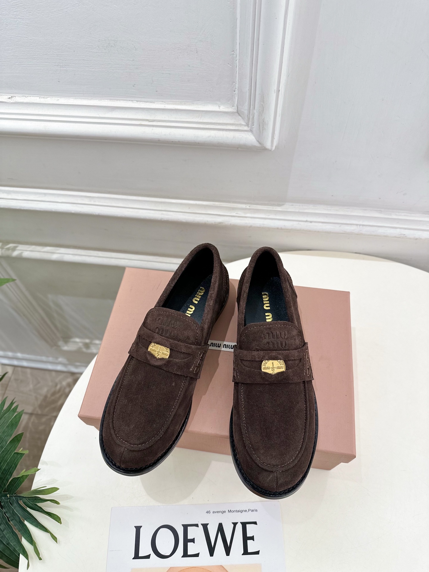 NO:746994,Miu Miu | Miu Miu 26 counter features the latest styles, 2026 spring and summer new gold coin flat casual loafers, hot new arrival!  BS Miaojia's high-end products, top-notch craftsmanship to create exquisite quality, unparalleled comfort, it is definitely a love at first sight!  Fashionable and versatile, a must-have for everyone!  ━━━━━ t ━━━━━ Original upper with specific open edge beads/rubbed cowhide/cashmere. Lining: imported sheepskin lining. Original open-molded TPU non-slip outsole. Heel height 2cm. Shoe size: 35-39 (40.41 customization is not returnable)  Polished leather, loafers, miumiu, loafers, cowhide, sheepskin19860909Miu Miu | 缪缪 26 专柜主打最新秀款 2026春夏新品金币平底休闲乐福鞋 火爆上新！ BS缪家高货 顶级工艺打造精品质感 无敌舒适 绝对是一见钟情款！时尚百搭,人手必备！ ━━━━━ t ━━━━━ 鞋面原版特定开边珠/擦色牛皮/羊绒  内里: 进口羊皮里 大底原版开模TPU防滑大底 跟高2cm 鞋码: 35-39(40.41定制不退换）   擦色皮,乐福鞋,miumiu,loafers,cowhide,sheepskin,Women's Shoes