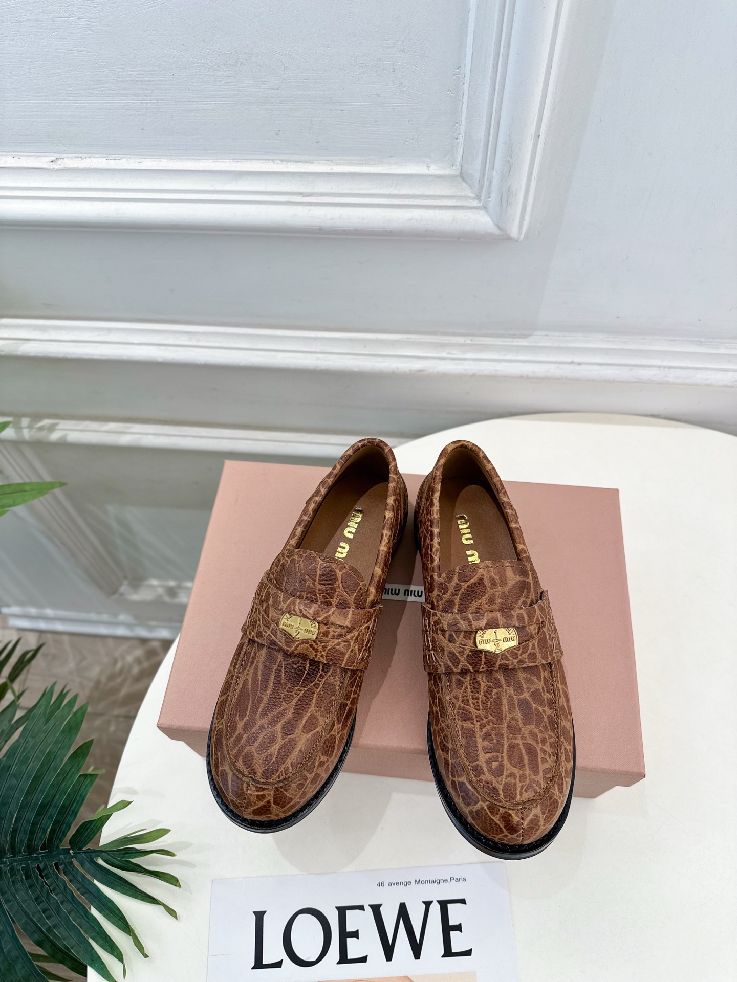 NO:746997,Miu Miu | Miu Miu 26 counter features the latest styles, 2026 spring and summer new products, gold coin flat loafers, hot new arrival!  BS Miaojia's high-end products, top-notch craftsmanship to create exquisite quality, unparalleled comfort, it is definitely a love at first sight!  Fashionable and versatile, a must-have for everyone!  ━━━━━ t ━━━━━ Upper original specific cowhide lining: imported sheepskin lining outsole original molded TPU non-slip outsole Heel height 2cm Shoe size: 35-39 (40.41 customization is not returnable), loafers, miumiu, loafers, cowhide, sheepskin19860909Miu Miu | 缪缪 26 专柜主打最新秀款 2026春夏新品 金币平底乐福鞋 火爆上新！ BS缪家高货 顶级工艺打造精品质感 无敌舒适 绝对是一见钟情款！时尚百搭,人手必备！ ━━━━━ t ━━━━━ 鞋面原版特定牛皮  内里: 进口羊皮里 大底原版开模TPU防滑大底 跟高2cm 鞋码: 35-39(40.41定制不退换）,乐福鞋,miumiu,loafers,cowhide,sheepskin,Women's Shoes