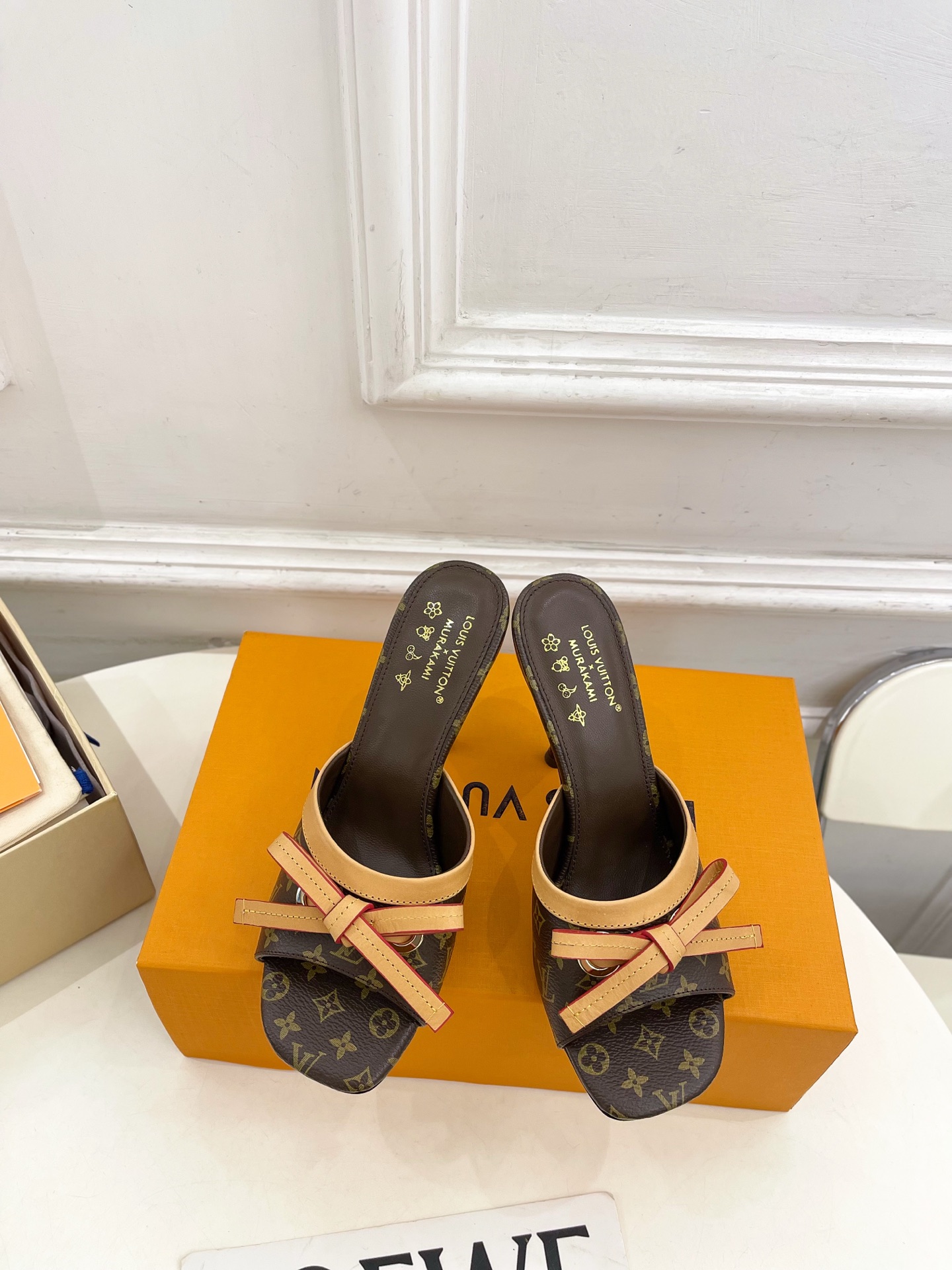 NO:789615,Out of LV | Louis Vuitton 26 2026 spring and summer new products. The top version is the same as the original version. The counter focuses on the latest LV  Full of high-end feel!  A popular model among bloggers at home and abroad, it is retro, fashionable and looks great on your feet!  The official website's main recommendation★ ━━━━━t ━━━━━ Highly customized three-color presbyopia leather upper, imported sheepskin lining, original Italian leather outsole, heel height 5.5cm / 9.5cm, shoe size: 35-39 (34, 40, 41, 42 customized), high heels and slippers, louis  vuitton,louis vuitton,high heels,slippers,sheepskin,Leather soles19860909出 LV | 路易威登 26 2026春夏新品 顶级版本原版一致 专柜主打最新款 LV X TM 6AM 村上隆联名款蝴蝶结小猫跟拖鞋 硬货上新 BS代购级别！高级感十足！国内外博主刷爆的一款,复古又时髦上脚美炸了！官网主推款★ ━━━━━ t ━━━━━ 鞋面高定制三彩老花皮  内里进口羊皮里 大底原版意大利真皮大底 跟高 5.5cm / 9.5cm 鞋码: 35-39（34、40、41、42定制）,高跟鞋拖鞋,louis vuitton,louis vuitton,high heels,slippers,sheepskin,Leather soles,Women's Shoes