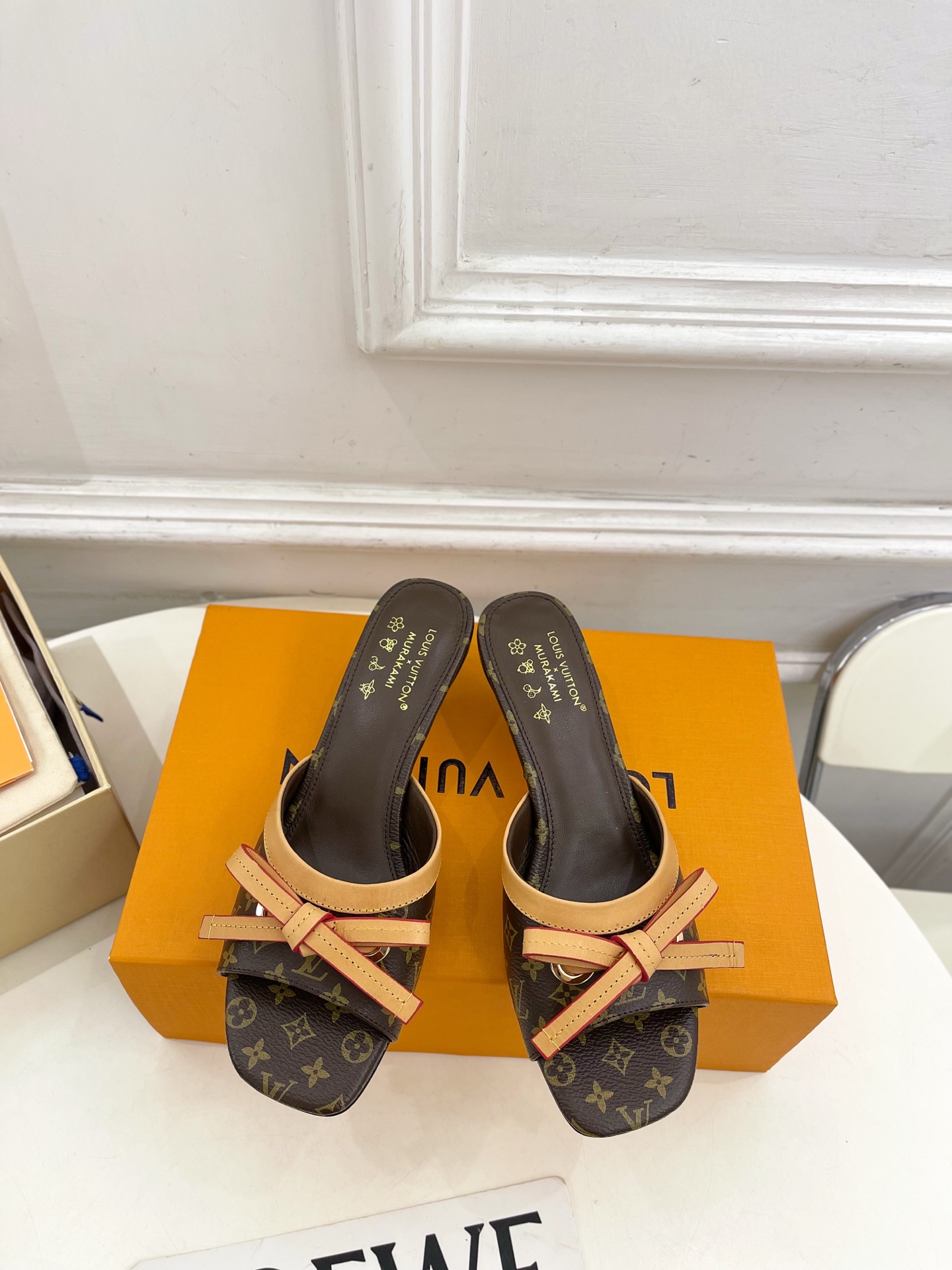 NO:750424,LV | Louis Vuitton 26 2026 spring and summer new products. The top version is the same as the original version. The counter focuses on the latest model LV  Full of high-end feel!  A popular model among bloggers at home and abroad, it is retro, fashionable and looks great on your feet!  The official website's main recommendation★ ━━━━━t ━━━━━ Highly customized three-color presbyopia leather upper, imported sheepskin lining, original Italian leather outsole, heel height 5.5cm / 9.5cm, shoe size: 35-39 (34, 40, 41, 42 customized), high heels and slippers, louis  vuitton,louis vuitton,high heels,slippers,sheepskin,Leather soles19860909LV | 路易威登 26 2026春夏新品 顶级版本原版一致 专柜主打最新款 LV X TM 6AM 村上隆联名款蝴蝶结小猫跟拖鞋 硬货上新 BS代购级别！高级感十足！国内外博主刷爆的一款,复古又时髦上脚美炸了！官网主推款★ ━━━━━ t ━━━━━ 鞋面高定制三彩老花皮  内里进口羊皮里 大底原版意大利真皮大底 跟高 5.5cm / 9.5cm 鞋码: 35-39（34、40、41、42定制）,高跟鞋拖鞋,louis vuitton,louis vuitton,high heels,slippers,sheepskin,Leather soles,Women's Shoes