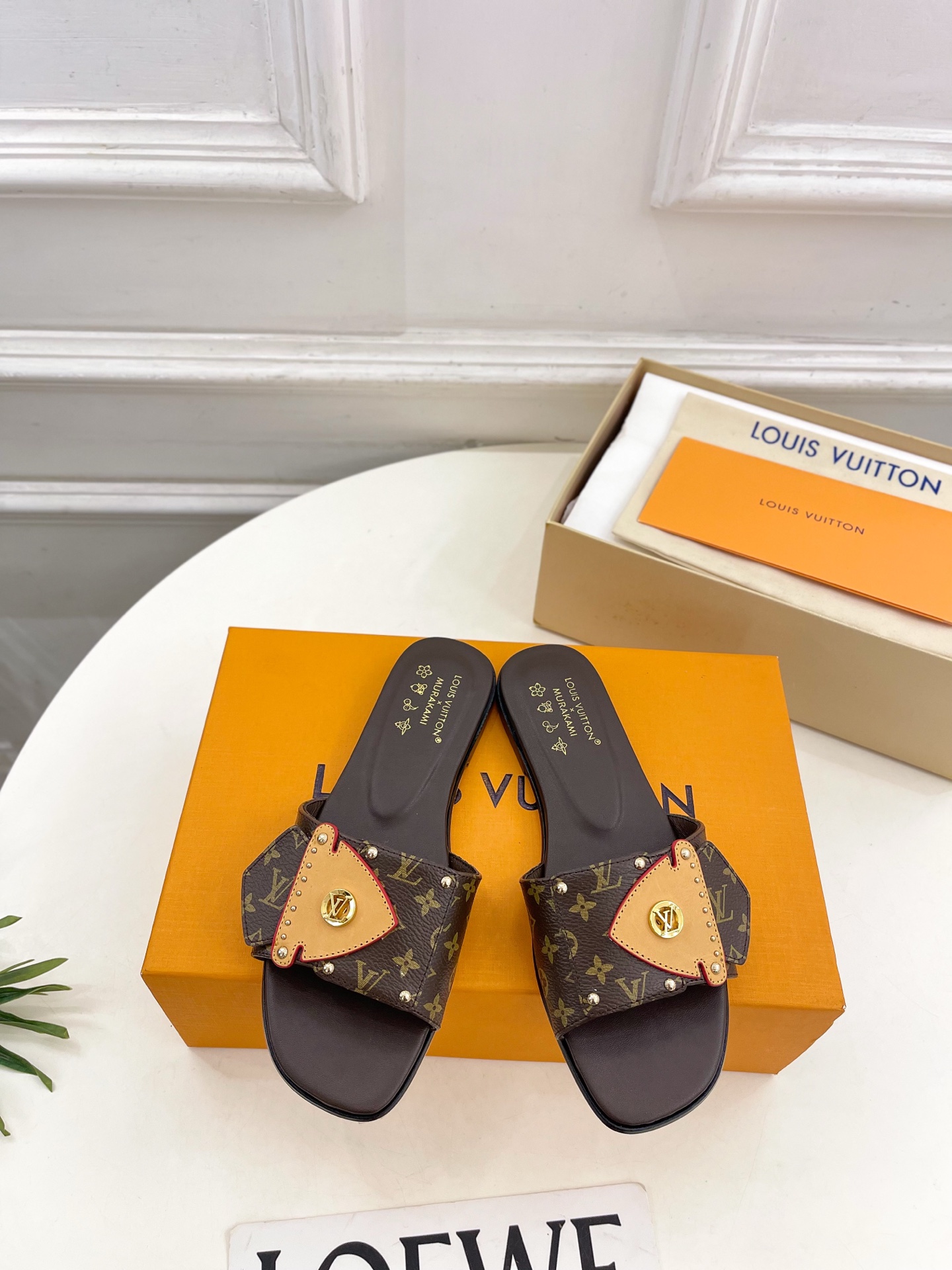 NO:750389,LV | Louis Vuitton 26 2026 spring and summer new products. The top version is the same as the original version. The counter focuses on the latest LV X TM LV FRAME Murakami Takashi co-branded flat slippers. New hard goods. BS purchasing level!  Full of high-end feel!  A popular model among bloggers at home and abroad, it is retro, fashionable and looks great on your feet!  The official website's main recommendation★ ━━━━━t ━━━━━ Highly customized three-color presbyopia leather upper, imported sheepskin lining, original Italian leather injection outsole, shoe size: 35-39 (customized 34, 40, 41, 42), high-heeled shoes and slippers, louis vuitton, louis vuitton, high  heels,slippers,sheepskin19860909LV | 路易威登 26 2026春夏新品 顶级版本原版一致 专柜主打最新款LV X TM LV FRAME村上隆联名款平底拖鞋 硬货上新 BS代购级别！高级感十足！国内外博主刷爆的一款,复古又时髦上脚美炸了！官网主推款★ ━━━━━ t ━━━━━ 鞋面高定制三彩色老花皮 内里进口羊皮里 大底原版意大利真皮注塑大底 鞋码: 35-39（34、40、41、42定制）,高跟鞋拖鞋,louis vuitton,louis vuitton,high heels,slippers,sheepskin,Women's Shoes