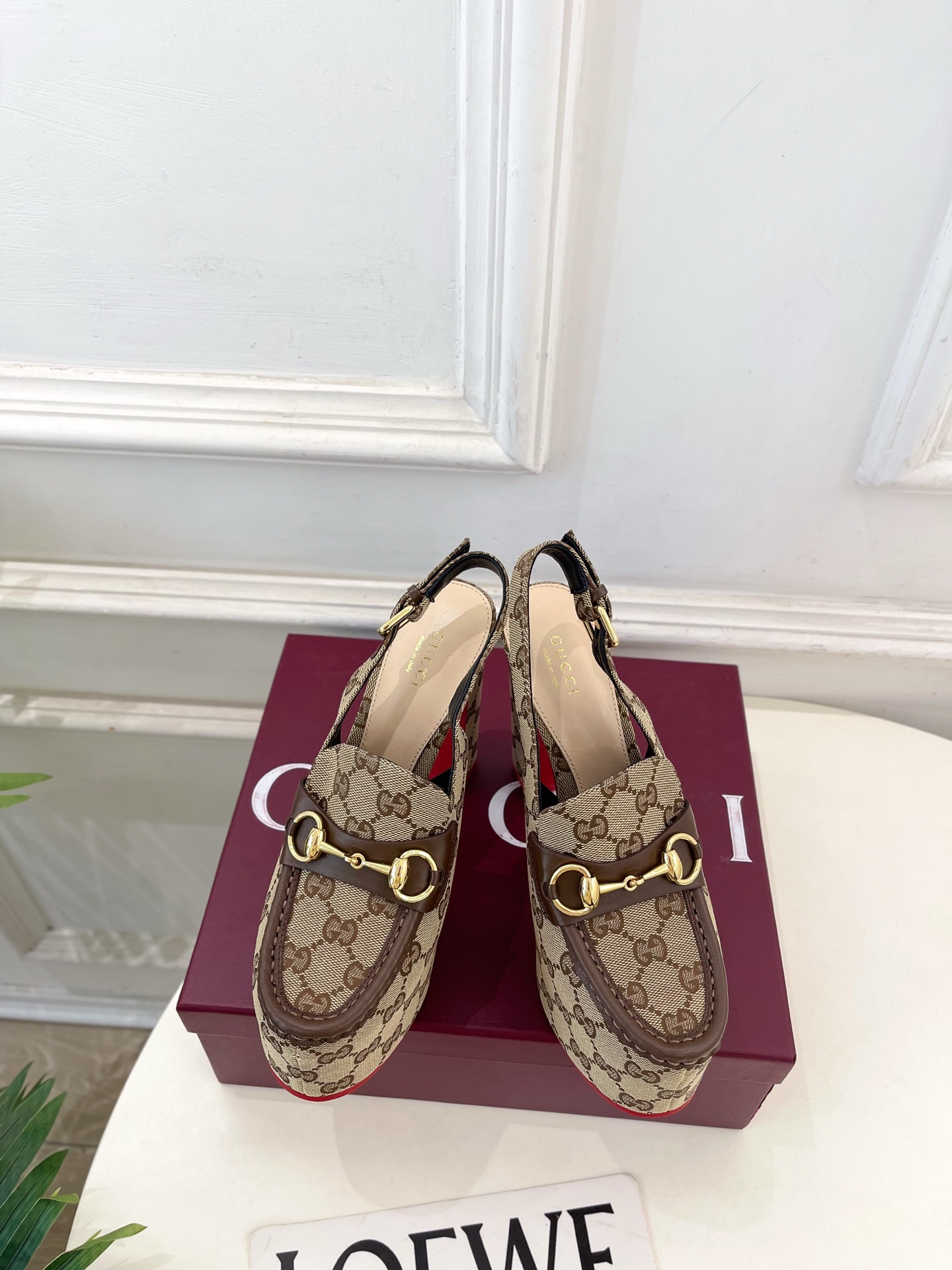 NO:746991,Gucci | Gucci 26 G’s main series is finally released, and the products are worth looking forward to!  Original classic, create new design, 2026 spring and summer new product, classic horsebit buckle inner waterproof platform high-heeled sandals, purchasing agent level!  Full of high-end feel!  A favorite among bloggers at home and abroad, it is retro and fashionable, easy to wear and looks great on your feet!  BS official website mainly recommends, new colors are constantly updated ━━━━━t ━━━━━ Highly customized upper made of imported cowhide/GG presbyopia cloth Lining: imported sheepskin lining Outsole Italian imported genuine leather outsole Heel height 13cm, front platform 5cm Shoe size:  35-39 (40.41. Can be customized), high heels sandals, gucci, gucci, gucci, sandals, high heels, cowhide, sheepskin, Leather soles19860909Gucci | 古驰 26  G家 主打系列终于面世,狠货值得期待！原有的经典 创造新设计 2026春夏新品 经典马衔扣内防水台高跟凉鞋 代购级别！高级感十足！国内外博主刷爆的一款,复古又时髦 穿搭简便 上脚美炸了！BS官网主推,新色持续更新 ━━━━━ t ━━━━━ 鞋面高定制进口牛皮/GG老花布  内里: 进口羊皮里 大底意大利进口真皮大底 跟高13cm、前水台5cm 鞋码: 35-39（40.41.可定制）,高跟鞋凉鞋,gucci,gucci,gucci,sandals,high heels,cowhide,sheepskin,Leather soles,Women's Shoes