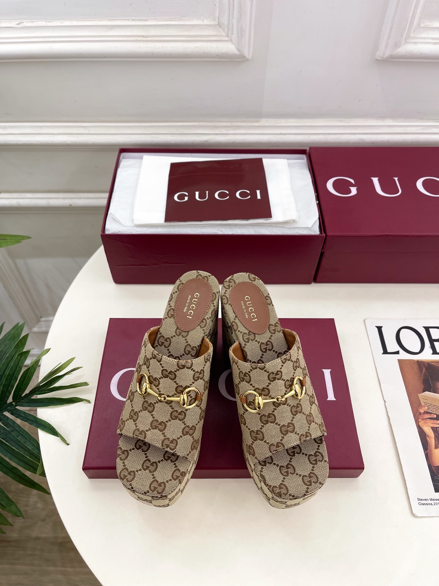 NO:746988,Gucci | 古驰 26 G家 主打系列终于面世,狠货值得期待！ 原有的经典 创造新设计 BS2026春夏新品 经典马衔扣厚底坡跟拖鞋 代购级别！  Full of high-end feel!  A favorite among bloggers at home and abroad, it is retro and fashionable, easy to wear and looks great on your feet!  Official website mainly recommends, new colors are constantly updated ━━━━━t ━━━━━ Upper original high-end cowhide/GG canvas Lining: imported sheepskin lining Original Italian leather outsole Heel height 11.5cm/front platform 5cm Shoe size:  35-39（40.41可定制）,拖鞋,gucci,gucci,gucci,slippers,cowhide,sheepskin,Leather soles19860909Gucci | 古驰 26 G家 主打系列终于面世,狠货值得期待！原有的经典 创造新设计 BS2026春夏新品 经典马衔扣厚底坡跟拖鞋 代购级别！高级感十足！国内外博主刷爆的一款,复古又时髦 穿搭简便 上脚美炸了！官网主推,新色持续更新 ━━━━━ t ━━━━━ 鞋面原版高定牛皮/GG帆布  内里: 进口羊皮里 大底原版意大利真皮大底 跟高11.5cm/前水台5cm 鞋码: 35-39（40.41可定制）,拖鞋,gucci,gucci,gucci,slippers,cowhide,sheepskin,Leather soles,Women's Shoes