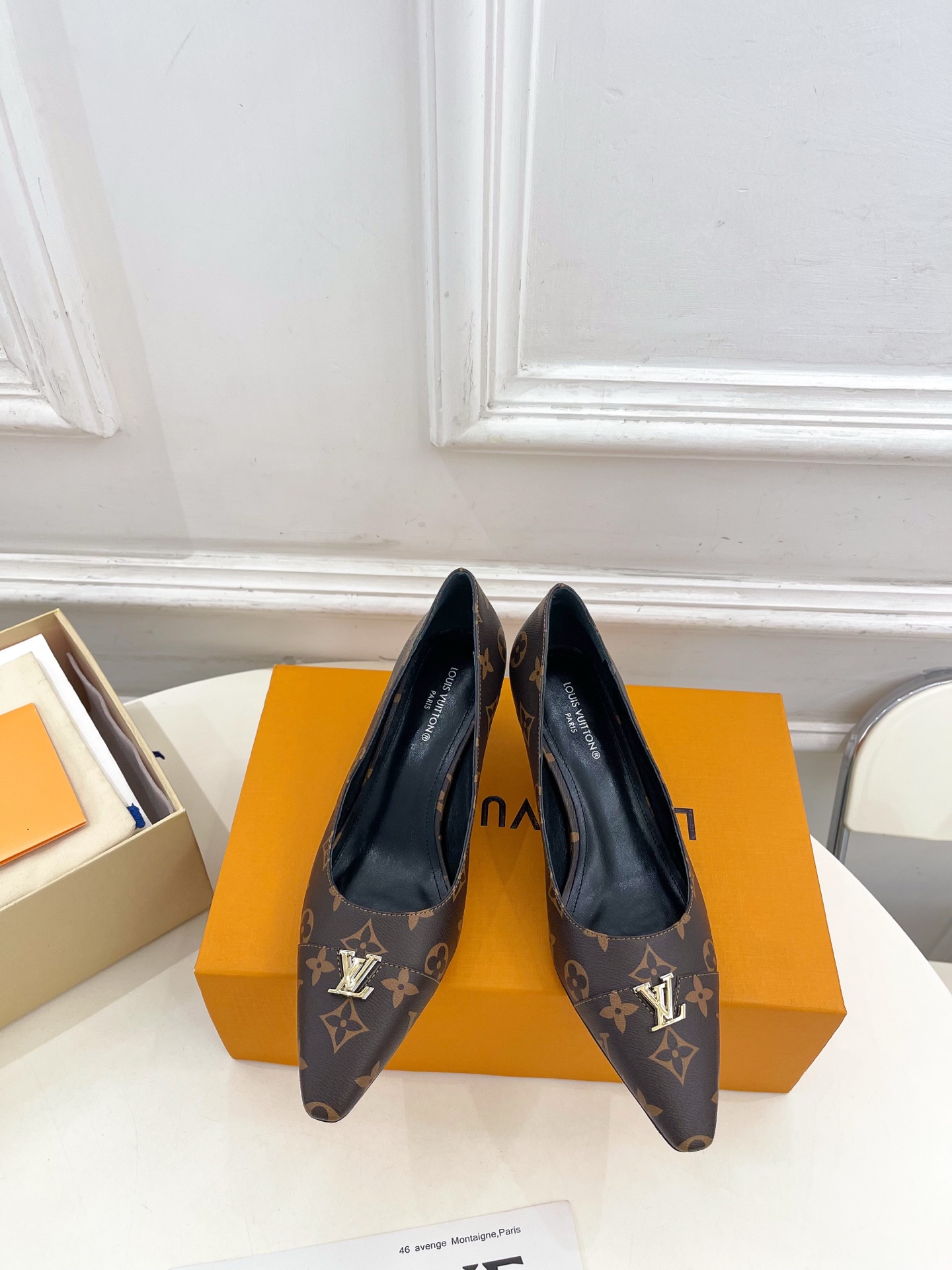 NO:758030,LV | Louis Vuitton 26 2026 early spring new products, top version, the counter features the latest hot products, classic LV letter buckle high-heeled shoes, new hard goods, BS purchasing level!  Full of high-end feel!  A popular model among bloggers at home and abroad, it is retro, fashionable and looks great on your feet!  Official website main recommendation★ ━━━━━ t ━━━━━ Original customized calf leather/presbyopia upper, imported goat leather lining, outsole, original Italian leather outsole, heel height 5.5cm/9.5cm, shoe size: 35-39 (customized 34, 40, 41 are non-refundable), medium heels, high heels, high-heeled shoes, louis  vuitton,louis vuitton,high heels,cowhide,sheepskin,Leather soles19860909LV | 路易威登 26 2026早春新品 顶级版本 专柜主打最新品爆款 经典LV字母扣高跟单鞋 硬货上新 BS代购级别！高级感十足！国内外博主刷爆的一款,复古又时髦上脚美炸了！官网主推款★ ━━━━━ t ━━━━━ 鞋面原版定制小牛皮/老花 内里进口山羊皮里 大底原版意大利真皮大底 跟高5.5cm/9.5cm 鞋码: 35-39（34、40、41定制不退换） 中跟、高跟,高跟鞋单鞋,louis vuitton,louis vuitton,high heels,cowhide,sheepskin,Leather soles,Women's Shoes