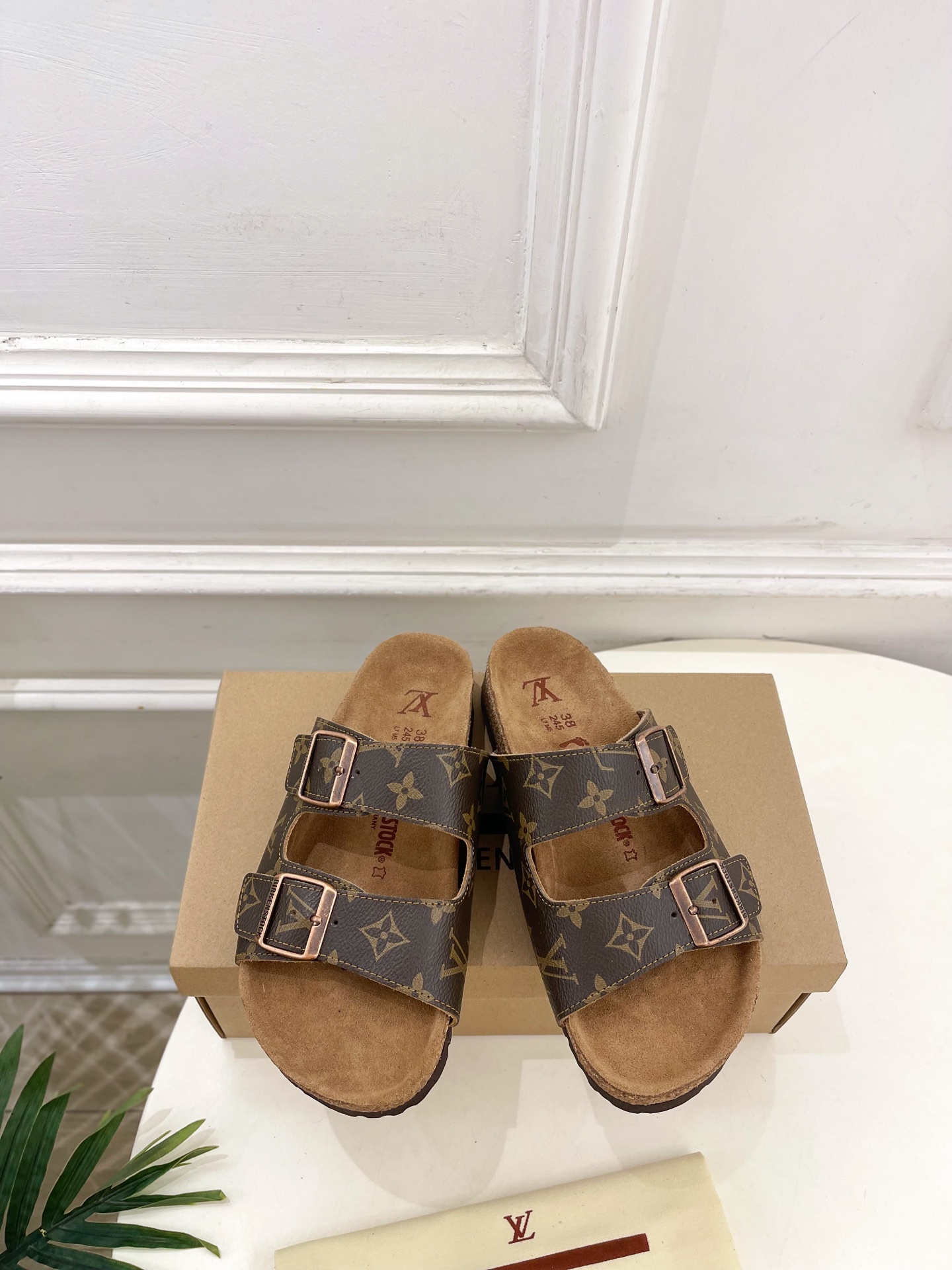 NO:750374,LV | Louis Vuitton 26 2026 spring and summer new products, top version, the counter features the latest Louis Vuitton × BIRKENSTOCK joint collaboration Boston Birkenstock beach slippers, new hard goods, BS purchasing level!  Full of high-end feel!  A popular model among bloggers at home and abroad, it is retro, fashionable and looks great on your feet!  Official website main recommendation★ ━━━━━ t ━━━━━ Original specific cow embossing/presbyopia on the upper. Imported hybrid sheepskin lining. Original open mold outsole. Shoe size: Women's size 35-39 (customized at 40.41) Men's size 40-44 (customized at 45.46)  Women's size, men's size, slippers, birkenstock, louis vuitton, louis vuitton, louis vuitton, slippers, sheepskin19860909LV | 路易威登 26 2026春夏新品 顶级版本 专柜主打最新款 Louis Vuitton × BIRKENSTOCK联名合作款Boston勃肯沙滩拖鞋 硬货上新 BS代购级别！高级感十足！国内外博主刷爆的一款,复古又时髦上脚美炸了！官网主推款★ ━━━━━ t ━━━━━ 鞋面原版特定牛猄压花/老花 内里进口混种羊皮 大底原版开模大底 鞋码: 女码35-39（40.41定制） 男码40-44（45.46定制） 女码、男码,拖鞋,birkenstock,louis vuitton,louis vuitton,louis vuitton,slippers,sheepskin,Women's Shoes