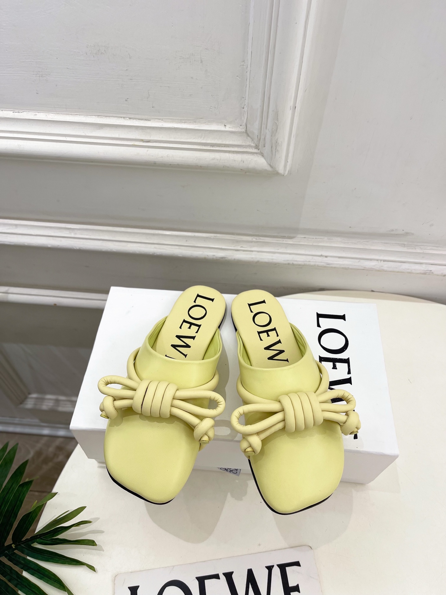 NO:789613,Out of LOEWE 26 2026 spring and summer new product Flamenco Knot butterfly knot mules —————————— LOEWE, as the most popular designer brand in the past two years, has simple design, clever details, fresh and refined!  If you don’t want to hit the streets with random styles, you can check out this brand. It’s relatively niche but is so easy to match. You can see this brand everywhere on Instagram and Xiaohongshu!  BS original one-to-one customized upper, original specific hybrid sheepskin, imported sheepskin lining, original imported genuine leather outsole, high flat sole, code number 35-39 (34.40.41.42 customized, non-returnable), semi-trailer, loewe, loewe, sheepskin, Leather soles19860909出 LOEWE 罗意威 26 2026春夏新品 Flamenco Knot 蝴蝶绳结穆勒鞋 ————————— LOEWE作为这两年最受欢迎的设计师牌,设计简单、细节巧妙、清新脱俗！ 不想满大街撞款的可以看看这个品牌,比较小众却又是那么好搭配,ins、小红书随处可见这个品牌的身影 ！BS原版一比一定制 鞋面原版特定混种羊皮 内里进口羊皮 大底原版进口真皮大底  跟高平底 码数35-39（34.40.41.42定制不退换）,半拖,loewe,loewe,sheepskin,Leather soles,Women's Shoes