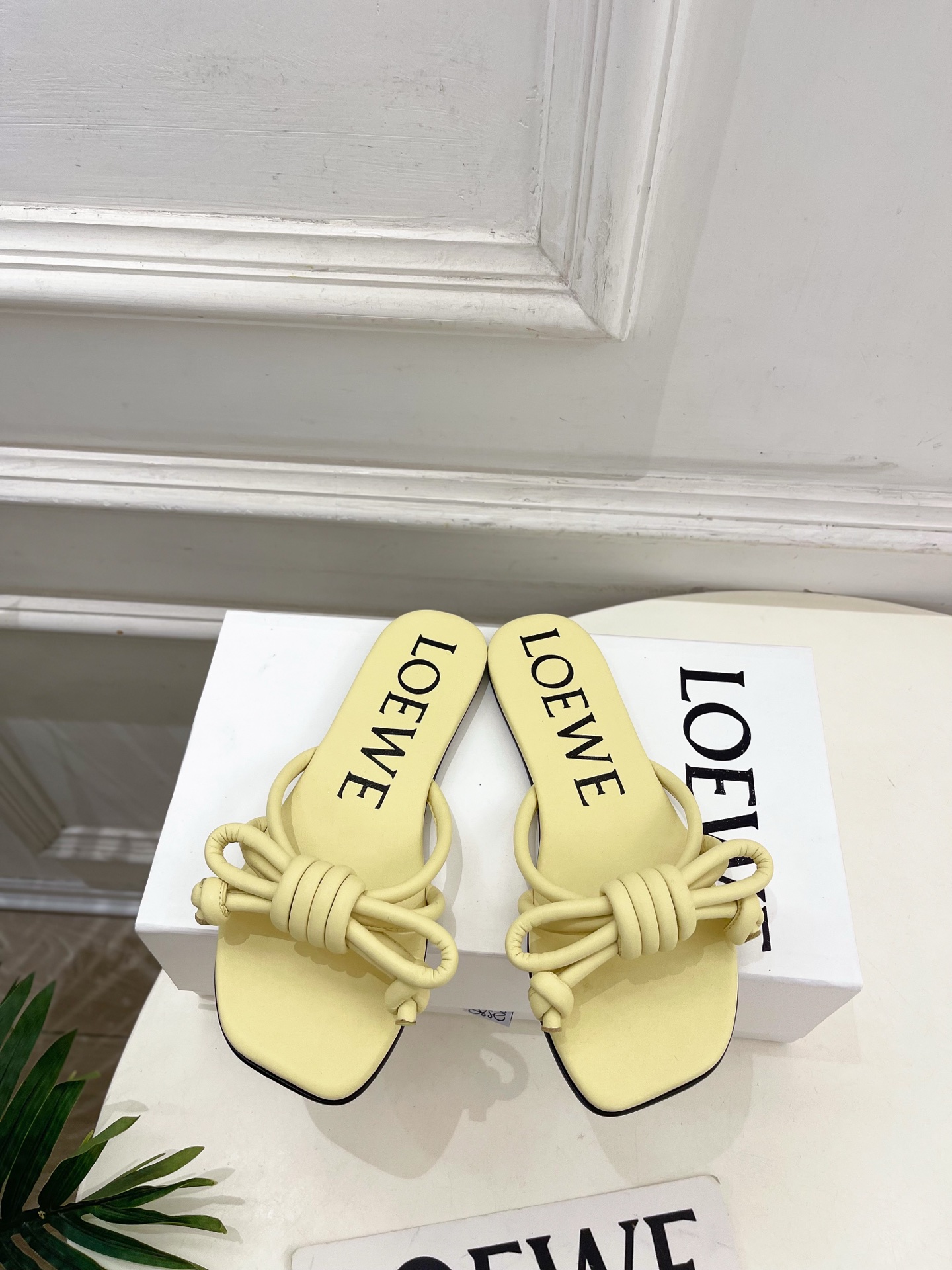NO:789609,Out of LOEWE 26 2026 Spring and Summer New Product Flamenco Knot Butterfly Knot Flat Slippers —————————— LOEWE, as the most popular designer brand in the past two years, has simple design, clever details, fresh and refined!  If you don’t want to hit the streets with random styles, you can check out this brand. It’s relatively niche but is so easy to match. You can see this brand everywhere on Instagram and Xiaohongshu!  BS original one-to-one customized upper, original specific hybrid sheepskin, imported sheepskin lining, outsole, original imported leather outsole, high flat sole/4.5cm, size 35-39 (34.40.41.42 customized, non-returnable), slippers, loewe, loewe, slippers, sheepskin, Leather soles19860909出 LOEWE 罗意威 26 2026春夏新品 Flamenco Knot 蝴蝶绳结平底拖鞋 ————————— LOEWE作为这两年最受欢迎的设计师牌,设计简单、细节巧妙、清新脱俗！ 不想满大街撞款的可以看看这个品牌,比较小众却又是那么好搭配,ins、小红书随处可见这个品牌的身影 ！BS原版一比一定制 鞋面原版特定混种羊皮 内里进口羊皮 大底原版进口真皮大底  跟高平底/4.5cm 码数35-39（34.40.41.42定制不退换）,拖鞋,loewe,loewe,slippers,sheepskin,Leather soles,Women's Shoes