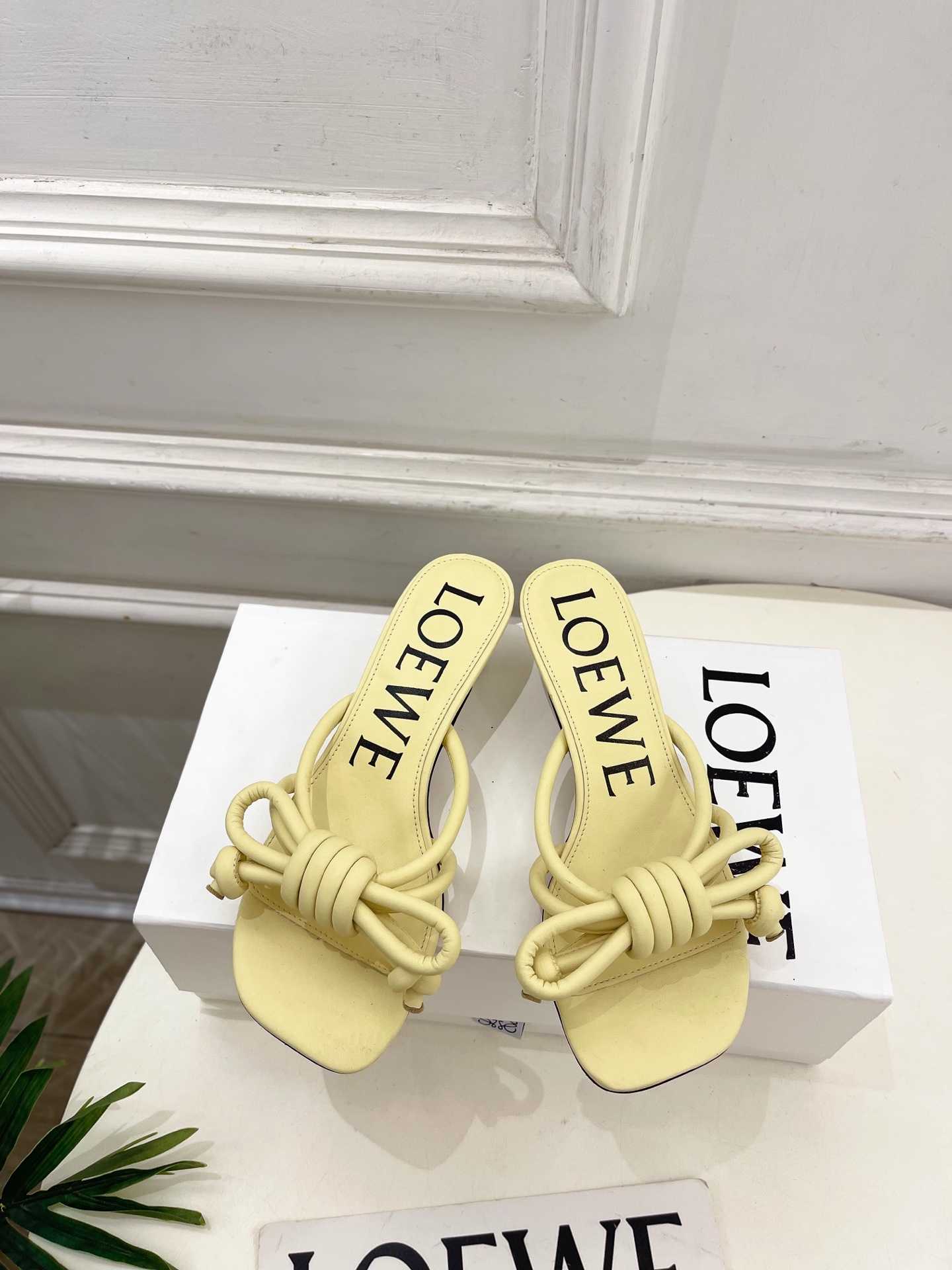 NO:789611,Out of LOEWE 26 2026 spring and summer new product Flamenco Knot bow mid-heeled slippers ————————— LOEWE, as the most popular designer brand in the past two years, has simple design, clever details, fresh and refined!  If you don’t want to hit the streets with random styles, you can check out this brand. It’s relatively niche but is so easy to match. You can see this brand everywhere on Instagram and Xiaohongshu!  BS original one-to-one customized upper, original specific hybrid sheepskin, imported sheepskin lining, outsole, original imported leather outsole, high flat sole/4.5cm, size 35-39 (34.40.41.42 customized, non-returnable), slippers, loewe, loewe, slippers, sheepskin, Leather soles19860909出 LOEWE 罗意威 26 2026春夏新品 Flamenco Knot 蝴蝶结中跟拖鞋 ————————— LOEWE作为这两年最受欢迎的设计师牌,设计简单、细节巧妙、清新脱俗！ 不想满大街撞款的可以看看这个品牌,比较小众却又是那么好搭配,ins、小红书随处可见这个品牌的身影 ！BS原版一比一定制 鞋面原版特定混种羊皮 内里进口羊皮 大底原版进口真皮大底 跟高平底/4.5cm 码数35-39（34.40.41.42定制不退换）,拖鞋,loewe,loewe,slippers,sheepskin,Leather soles,Women's Shoes