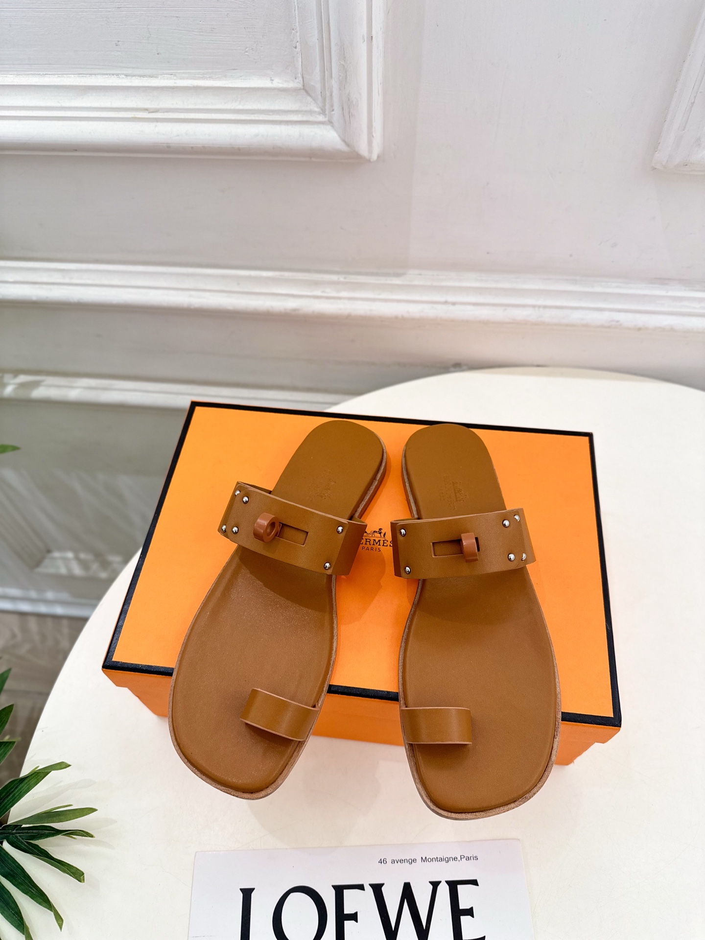 NO:758051,* Hermès 26 2026 spring and summer new products, top version, classic kelly buckle thong slippers series, original specific calfskin upper, imported mixed sheepskin lining, outsole, original Italian leather outsole, high flat heel, shoe size: 35-39 (40.41.42. Customized, non-refundable), split-toe shoes, hermes, slippers, cowhide, sheepskin, Leather soles19860909* 爱玛仕 26 2026春夏新品 顶级版本 经典kelly扣夹趾拖鞋 系列 鞋面原版特定小牛皮 内里进口混种羊皮 大底原版意大利真皮大底 跟高平底 鞋码:35-39（40.41.42.定做不退换）,分趾鞋,hermes,slippers,cowhide,sheepskin,Leather soles,Women's Shoes