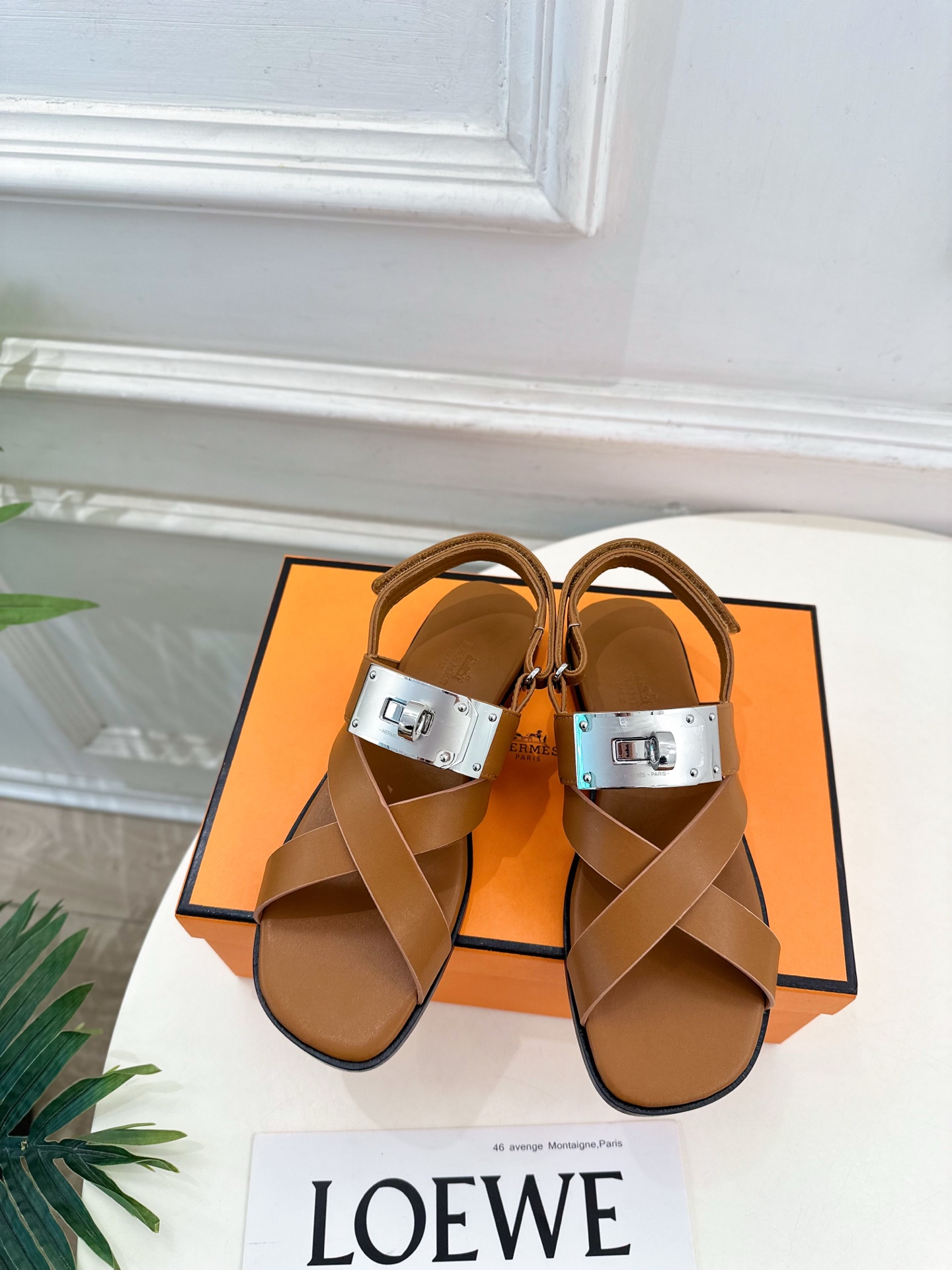 NO:758037,* Hermès 26 2026 spring and summer new products, top version, classic oversized kelly buckle flat sandals series, original specific calfskin upper, imported mixed sheepskin lining, outsole, original Italian leather outsole, high flat sole, shoe size: 35-39 (40.41.42. Customized, non-returnable), sandals, hermes, sandals, cowhide, sheepskin, Leather soles19860909* 爱玛仕 26 2026春夏新品 顶级版本 经典超大kelly扣平底凉鞋 系列 鞋面原版特定小牛皮 内里进口混种羊皮 大底原版意大利真皮大底 跟高平底 鞋码:35-39（40.41.42.定做不退换）,凉鞋,hermes,sandals,cowhide,sheepskin,Leather soles,Women's Shoes