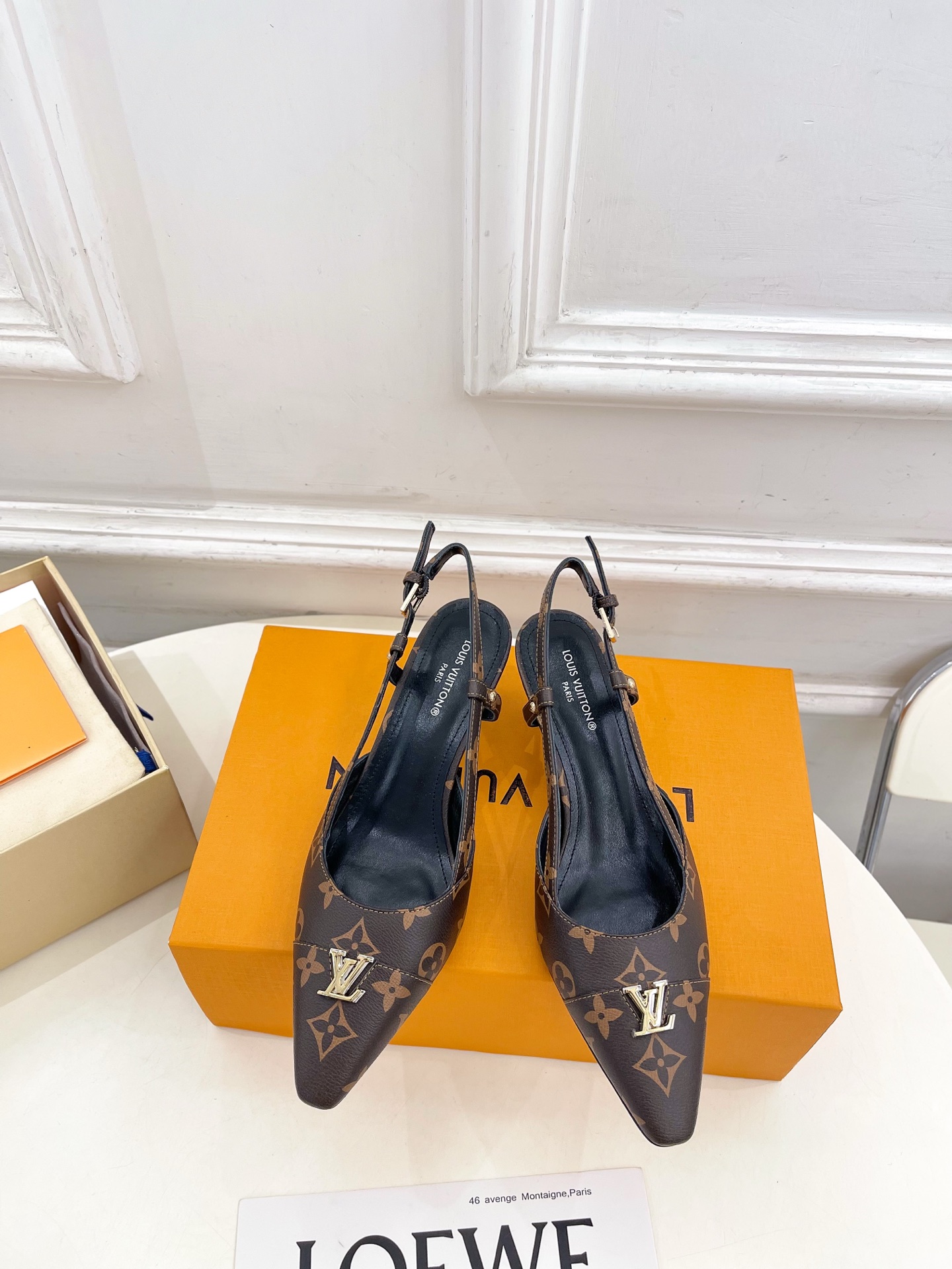 NO:758023,LV | Louis Vuitton 26 2026 early spring new products, top version, the counter features the latest hot products, classic LV letter buckle high-heeled back sandals, new hard goods, BS purchasing level!  Full of high-end feel!  A popular model among bloggers at home and abroad, it is retro, fashionable and looks great on your feet!  Official website main recommendation★ ━━━━━ t ━━━━━ Original custom-made cowhide/presbyopia upper, imported goat leather lining, outsole, original Italian leather outsole, heel height 5.5cm/9.5cm, shoe size: 35-39 (34, 40, 41 customization is not returnable), medium heel, high heel, high heel sandals, louis  vuitton,louis vuitton,sandals,high heels,cowhide,sheepskin,Leather soles19860909LV | 路易威登 26 2026早春新品 顶级版本 专柜主打最新品爆款 经典LV字母扣高跟后空凉鞋 硬货上新 BS代购级别！高级感十足！国内外博主刷爆的一款,复古又时髦上脚美炸了！官网主推款★ ━━━━━ t ━━━━━ 鞋面原版定制牛皮/老花 内里进口山羊皮里 大底原版意大利真皮大底 跟高5.5cm/9.5cm 鞋码: 35-39（34、40、41定制不退换） 中跟、高跟,高跟鞋凉鞋,louis vuitton,louis vuitton,sandals,high heels,cowhide,sheepskin,Leather soles,Women's Shoes