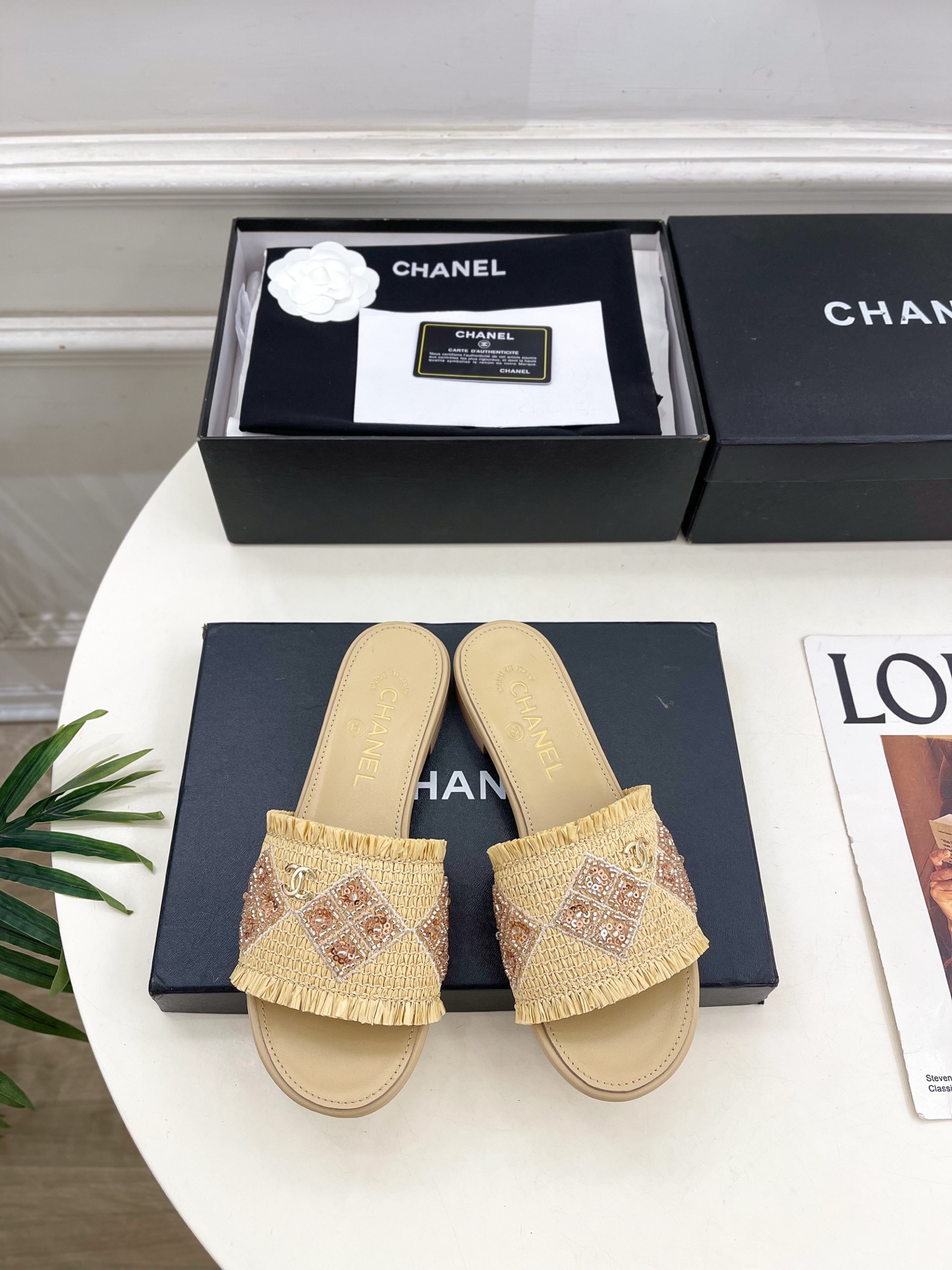 NO:758009,| Xiaoxiang 26 2026 spring and summer new products, classic catwalk models in the counter, Xiaoxiang double C woven beaded flat slippers are new in the series. The absolute masterpiece in the BS fashion circle. The matching will interpret the meticulous, minimalist and never-fading classic elements, showing a unique dressing style that is too beautiful to say. A must-have item for summer... ━━━━━ t ━━━━━  Original high-customized upper material, imported silk sheepskin lining, outsole, original Italian leather outsole, high flat heel, shoe size: 35-39 (40.41 customized, non-returnable), slippers, slippers, sheepskin, Leather soles19860909| 小香 26 2026 春夏新品 专柜经典走秀款 小香双C编织珠珠平底拖鞋 系列上新 BS时尚圈的绝绝子 搭配将演绎着细致 极简 永不褪去的经典元素 展现与众不同的穿搭风格美到无话可说 夏季必入款…… ━━━━━ t ━━━━━ 鞋面原版高定制材质 内里进口丝绸羊皮里 大底原版意大利真皮大底 跟高平底 鞋码: 35-39（40.41定制不退换）,拖鞋,slippers,sheepskin,Leather soles,Women's Shoes