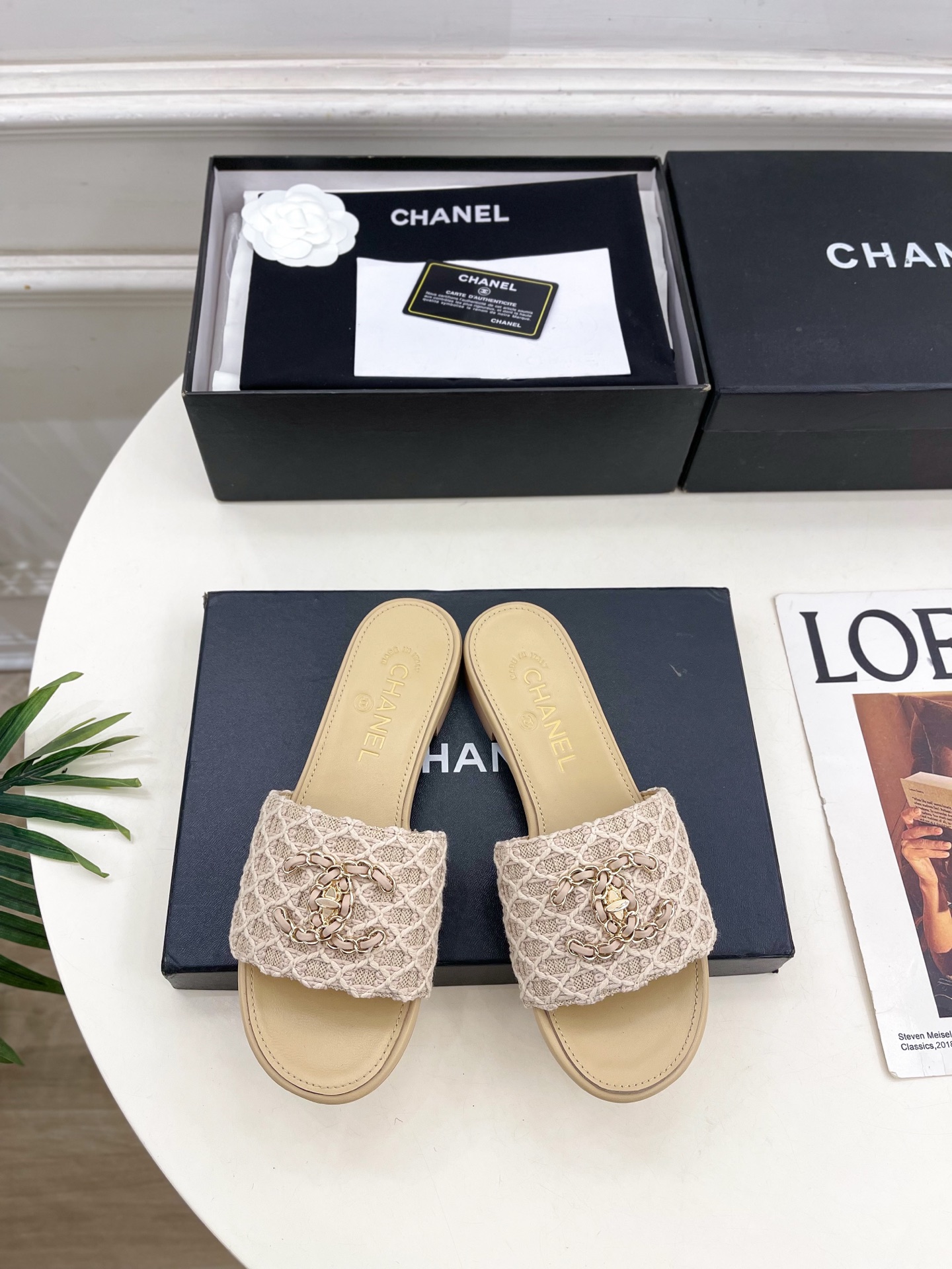 NO:758062,| Xiaoxiang 26 2026 spring and summer new products, classic catwalk models in the counter, Xiaoxiang double C chain knitted flat slippers are new in the series. The absolute best in the BS fashion circle. The matching will interpret the meticulous, minimalist and classic elements that will never fade away. It will show a unique dressing style that is too beautiful to say. A must-have style in summer... ━━━━━ t ━━━━━  Original high-customized upper material, imported silk sheepskin lining, outsole, original Italian leather outsole, high flat heel, shoe size: 35-39 (40.41 customized, non-returnable), slippers, slippers, sheepskin, Leather soles19860909| 小香 26 2026 春夏新品 专柜经典走秀款 小香双C链条针织平底拖鞋 系列上新 BS时尚圈的绝绝子 搭配将演绎着细致 极简 永不褪去的经典元素 展现与众不同的穿搭风格美到无话可说 夏季必入款…… ━━━━━ t ━━━━━ 鞋面原版高定制材质 内里进口丝绸羊皮里 大底原版意大利真皮大底 跟高平底 鞋码: 35-39（40.41定制不退换）,拖鞋,slippers,sheepskin,Leather soles,Women's Shoes