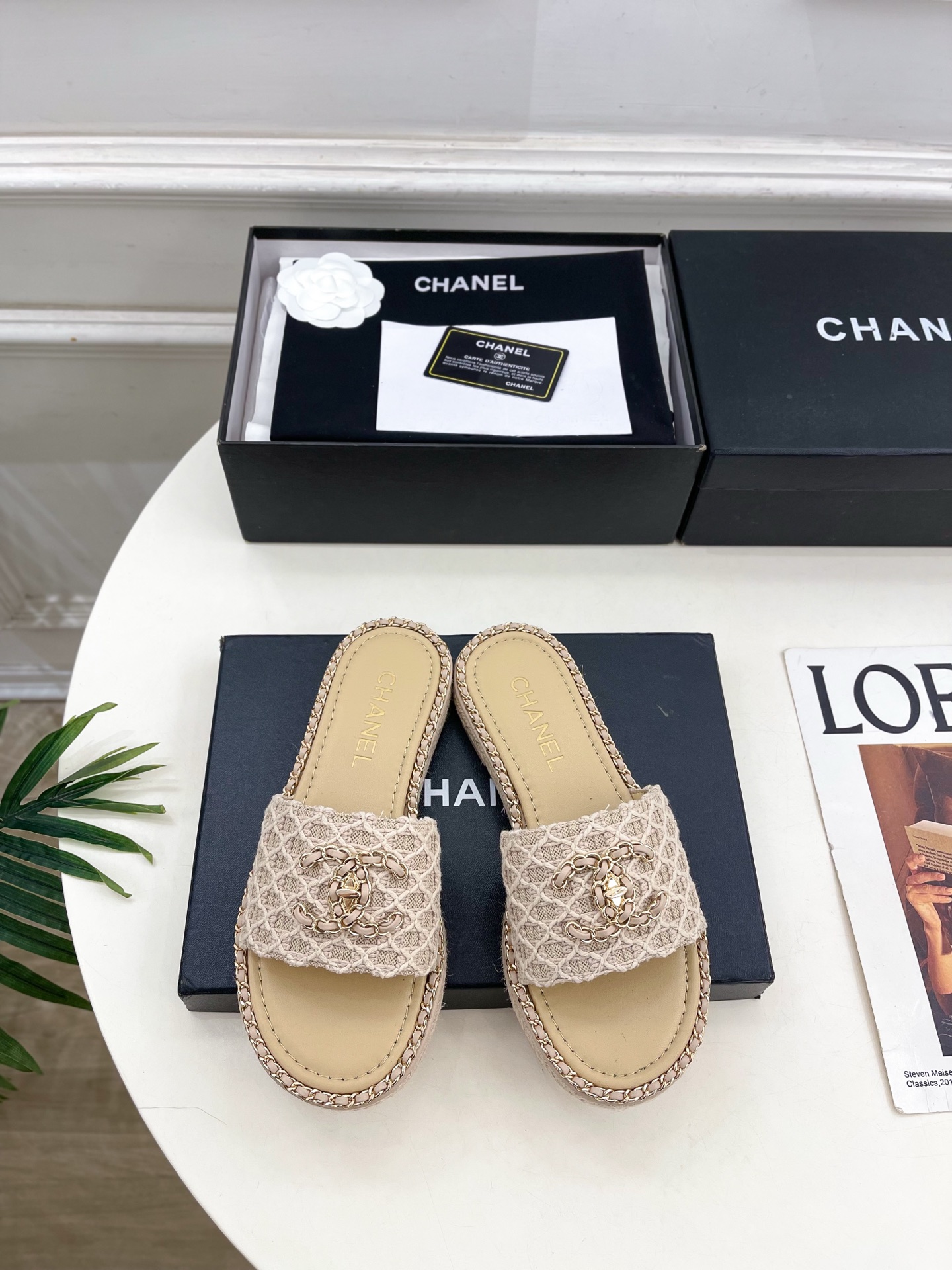 NO:758071,| Xiaoxiang 26 2026 spring and summer new products, classic catwalk models in the counter, Xiaoxiang double C knitted chain hemp rope-soled slippers are new in the series. The absolute best in the BS fashion circle. The matching will interpret the meticulous, minimalist and never-fading classic elements, showing a unique dressing style that is too beautiful to say. A must-have item for summer... ━━━━━ t ━━━━━  Original high-customized material for the upper, imported silk sheepskin lining, original molded custom hemp rope anti-slip outsole, high flat sole, shoe size: 35-39 (40.41 customized, non-returnable), slippers, slippers, sheepskin19860909| 小香 26 2026 春夏新品 专柜经典走秀款 小香双C针织链条麻绳底拖鞋 系列上新 BS时尚圈的绝绝子 搭配将演绎着细致 极简 永不褪去的经典元素 展现与众不同的穿搭风格美到无话可说 夏季必入款…… ━━━━━ t ━━━━━ 鞋面原版高定制材质 内里进口丝绸羊皮里 大底原版开模定制麻绳防滑大底 跟高平底 鞋码: 35-39（40.41定制不退换）,拖鞋,slippers,sheepskin,Women's Shoes