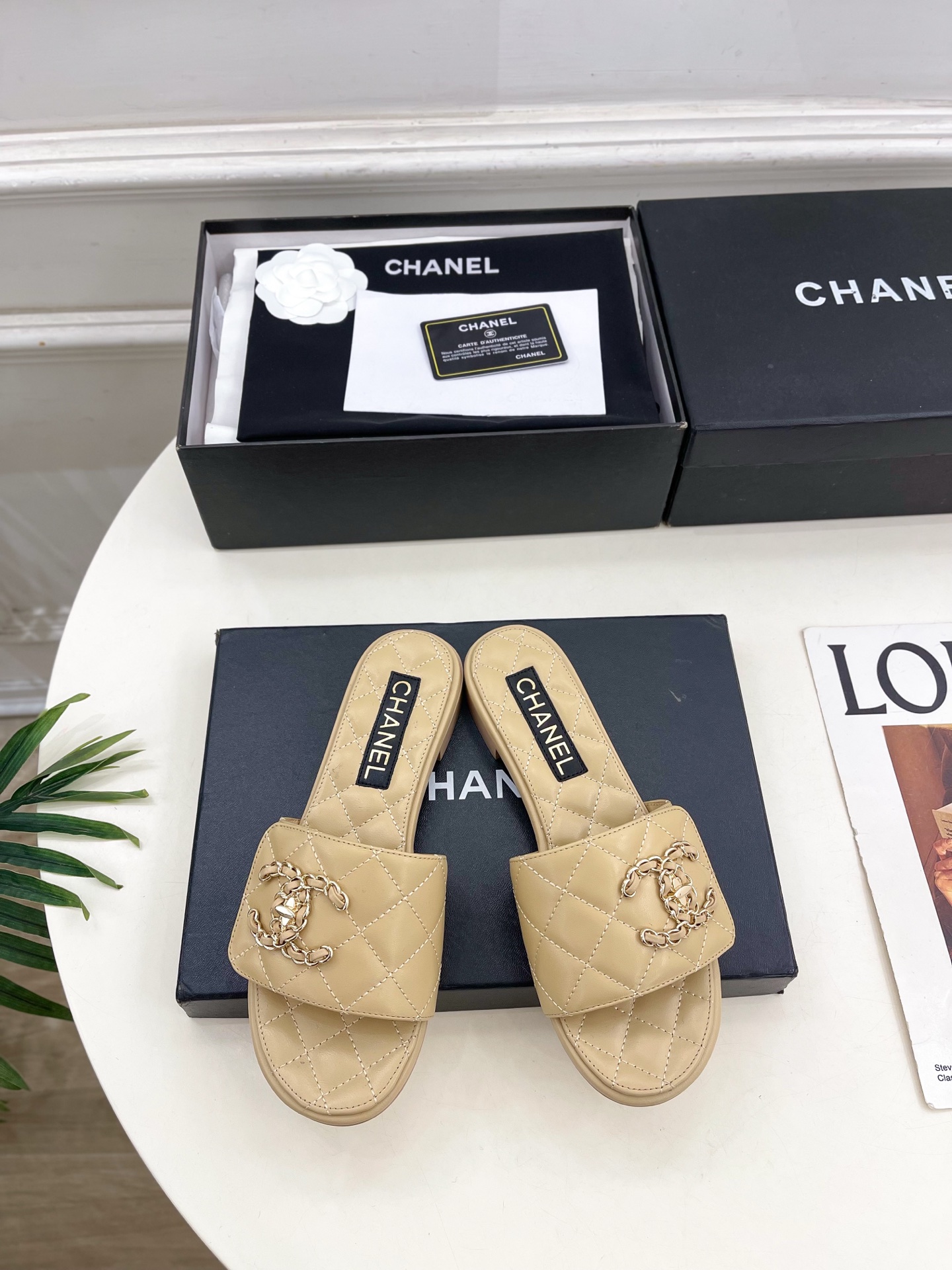 NO:758050,| Xiaoxiang 26 2026 spring and summer new products, classic catwalk style in the counter, Xiaoxiang diamond double C chain bag buckle lazy slippers new series, the absolute best in the BS fashion circle, the matching will interpret the meticulous, minimalist and never-fading classic elements, showing a unique dressing style that is too beautiful to say, a must-have for summer... ━━━━━ t  ━━━━━ Original high-custom leather upper, imported silk sheepskin lining, outsole, original Italian leather outsole, high flat sole, shoe size: 35-39 (40.41 customized, non-returnable), slippers, slippers, sheepskin, Leather soles19860909| 小香 26 2026 春夏新品 专柜经典走秀款 小香菱格双C链条书包扣懒人拖鞋 系列上新 BS时尚圈的绝绝子 搭配将演绎着细致 极简 永不褪去的经典元素 展现与众不同的穿搭风格美到无话可说 夏季必入款…… ━━━━━ t ━━━━━ 鞋面原版高定制皮料 内里进口丝绸羊皮里 大底原版意大利真皮大底 跟高平底 鞋码: 35-39（40.41定制不退换）,拖鞋,slippers,sheepskin,Leather soles,Women's Shoes