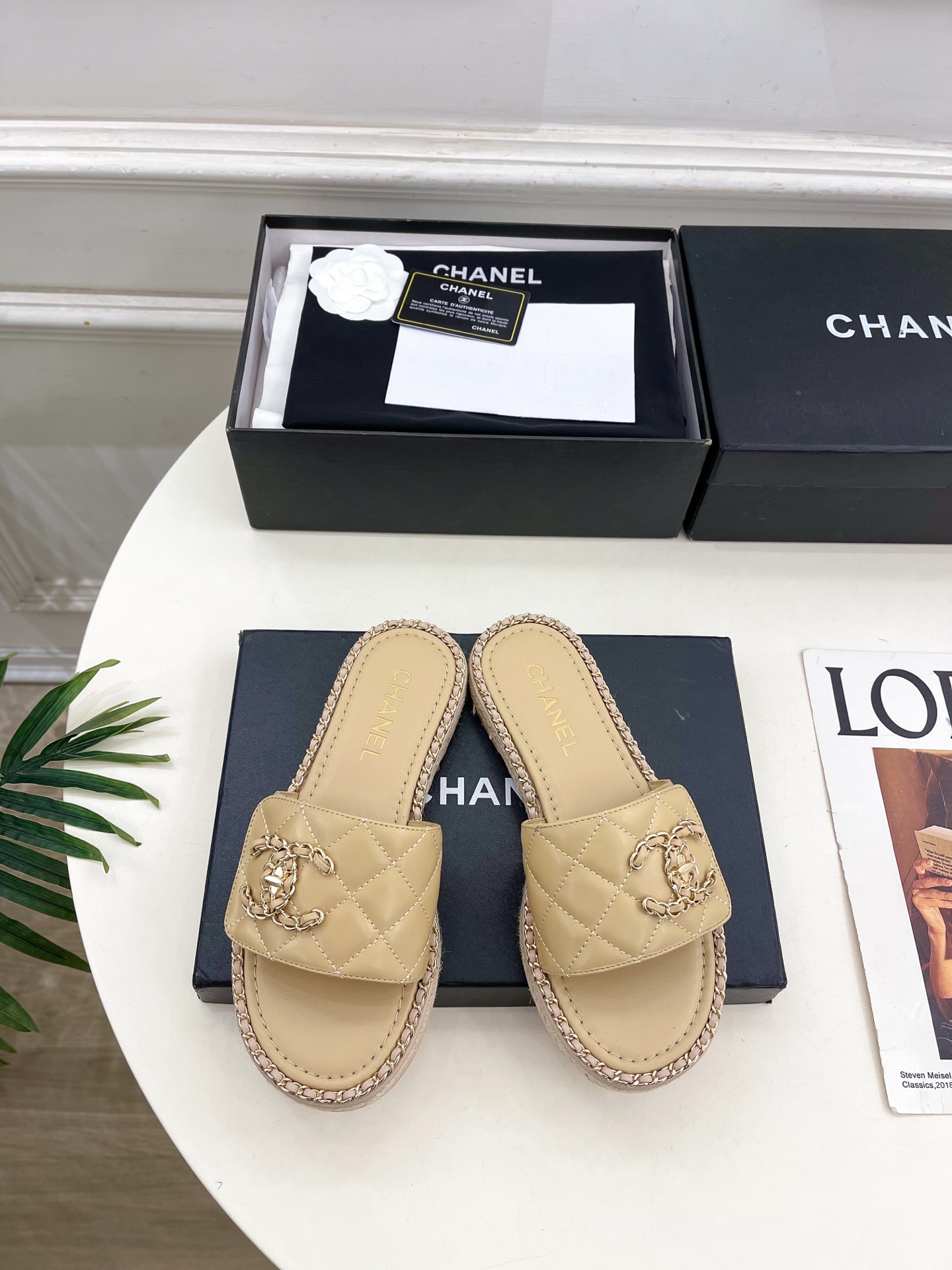 NO:758056,| Xiaoxiang 26 2026 spring and summer new products, classic catwalk style in the counter, Xiaoxiang diamond double C chain school bag buckle hemp rope bottom slippers, new series, a must-have in the BS fashion circle, the matching will interpret the meticulous, minimalist and never-fading classic elements, showing a unique dressing style that is too beautiful to say, a must-have for summer... ━━━━━ t  ━━━━━ Original high-custom leather upper, imported silk sheepskin lining, original molded custom hemp rope non-slip outsole, high flat sole, shoe size: 35-39 (40.41 customized, non-returnable), slippers, slippers, sheepskin19860909| 小香 26 2026 春夏新品 专柜经典走秀款 小香菱格双C链条书包扣麻绳底拖鞋 系列上新 BS时尚圈的绝绝子 搭配将演绎着细致 极简 永不褪去的经典元素 展现与众不同的穿搭风格美到无话可说 夏季必入款…… ━━━━━ t ━━━━━ 鞋面原版高定制皮料 内里进口丝绸羊皮里 大底原版开模定制麻绳防滑大底 跟高平底 鞋码: 35-39（40.41定制不退换）,拖鞋,slippers,sheepskin,Women's Shoes