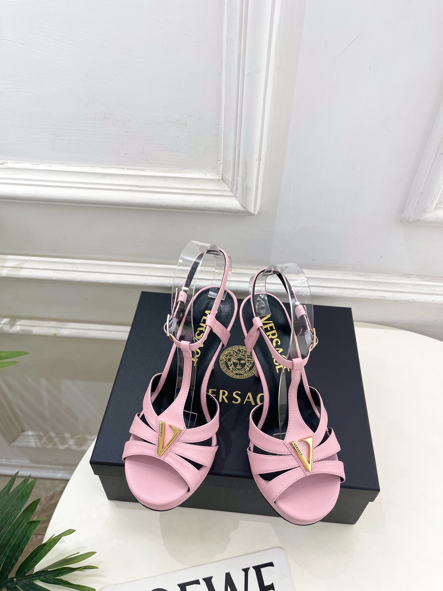 NO:758022,Versace Versace 26 2026 Spring and Summer New Product Classic Medusa V-buckle high-heeled platform sandals_________________________ Top version!  Market exclusive!  Fashionable style!  Handsome personality!  BS texture is super good!  Classic and versatile. High-quality customized cowhide upper, imported goatskin lining, outsole, original Italian leather outsole, heel height 11.5cm/front platform 2cm, size 35-39 (40, 41, 42 customization is non-returnable) price, high heels and sandals,versace,versace,sandals,high heels,cowhide,sheepskin,Leather soles19860909Versace 范思哲 26 2026春夏新品 经典美杜莎V扣高跟防水台凉鞋___________________________ 顶级版本！市场独家发售！款式时尚有范！个性帅气！BS质感超级好！经典百搭. 鞋面高定制牛皮 内里进口山羊皮里 大底原版意大利真皮大底 跟高11.5cm/前水台2cm 尺码35-39（40、41、42定制不退换）   价格,高跟鞋凉鞋,versace,versace,sandals,high heels,cowhide,sheepskin,Leather soles,Women's Shoes