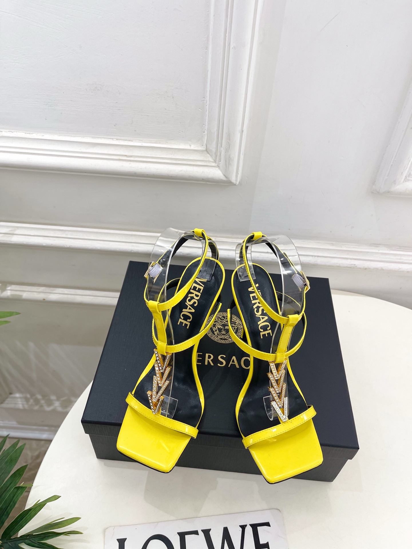 NO:758029,Versace Versace 26 2026 Spring and Summer New Product Classic Medusa V Diamond Buckle Square Toe High Heel Sandals_________________________ Top Version!  Market exclusive!  Fashionable style!  Handsome personality!  BS texture is super good!  Classic and versatile. High-quality custom-made cow patent leather upper, imported goat leather lining, original Italian leather outsole, heel height 10.5cm, size 35-39 (customized 40, 41, 42 are non-refundable) price, high heels and sandals,versace,versace,sandals,high heels,sheepskin,Leather soles19860909Versace 范思哲 26 2026春夏新品 经典美杜莎V钻扣方头高跟凉鞋___________________________ 顶级版本！市场独家发售！款式时尚有范！个性帅气！BS质感超级好！经典百搭. 鞋面高定制牛漆皮 内里进口山羊皮里 大底原版意大利真皮大底 跟高10.5cm 尺码35-39（40、41、42定制不退换）   价格,高跟鞋凉鞋,versace,versace,sandals,high heels,sheepskin,Leather soles,Women's Shoes