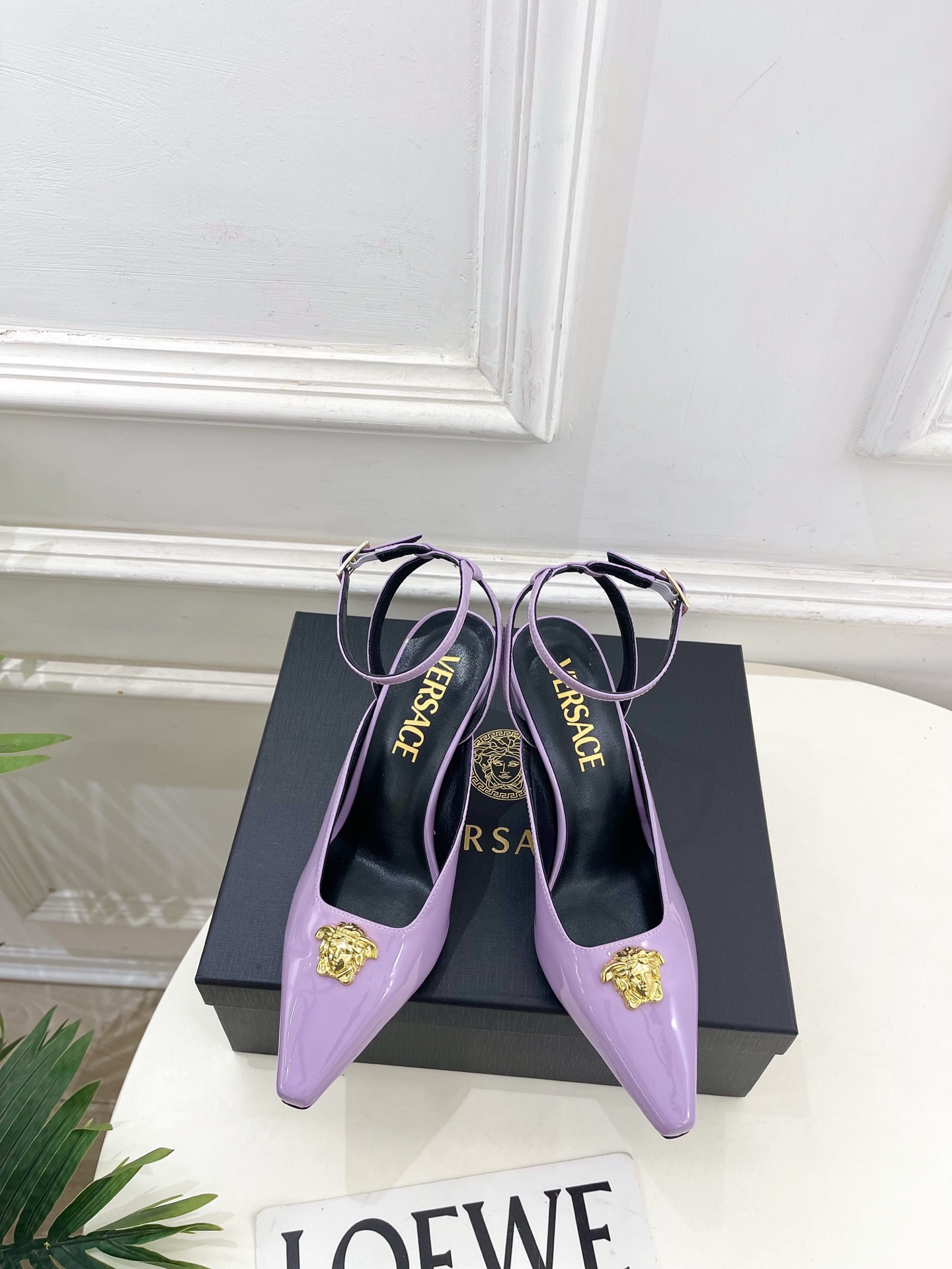 NO:758043,Versace Versace 26 2026 Spring and Summer New Arrival Classic Medusa Small Square Toe Half Drag High Heel Sandals_________________________ The top version!  Market exclusive!  Fashionable style!  Handsome personality!  BS texture is super good!  Classic and versatile. High-quality custom-made cow patent leather upper, imported goat leather lining, original Italian leather outsole, heel height 8.5cm, size 35-39 (customized 40, 41, 42 are non-refundable) price, high heels and sandals,versace,versace,sandals,high heels,sheepskin,Leather soles19860909Versace 范思哲 26 2026春夏新品 经典美杜莎小方头半拖高跟凉鞋___________________________ 顶级版本！市场独家发售！款式时尚有范！个性帅气！BS质感超级好！经典百搭. 鞋面高定制牛漆皮 内里进口山羊皮里 大底原版意大利真皮大底 跟高8.5cm 尺码35-39（40、41、42定制不退换）   价格,高跟鞋凉鞋,versace,versace,sandals,high heels,sheepskin,Leather soles,Women's Shoes