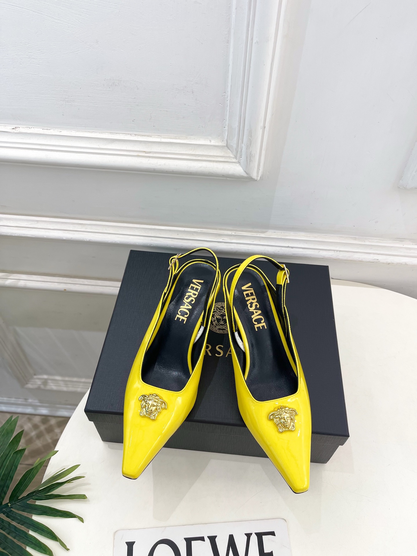 NO:758008,Versace Versace 26 2026 Spring and Summer New Arrival Classic Medusa small square toe back strap half slippers_________________________ Top version!  Market exclusive!  Fashionable style!  Handsome personality!  BS texture is super good!  Classic and versatile. High-quality custom-made cow patent leather upper, imported goat leather lining, original Italian leather outsole, heel height 5.5cm, size 35-39 (40, 41, 42 customization is non-returnable) price, high heels and sandals,versace,versace,sandals,high heels,slippers,sheepskin,Leather soles19860909Versace 范思哲 26 2026春夏新品 经典美杜莎小方头后袢带半拖鞋___________________________ 顶级版本！市场独家发售！款式时尚有范！个性帅气！BS质感超级好！经典百搭. 鞋面高定制牛漆皮 内里进口山羊皮里 大底原版意大利真皮大底 跟高5.5cm 尺码35-39（40、41、42定制不退换）   价格,高跟鞋凉鞋,versace,versace,sandals,high heels,slippers,sheepskin,Leather soles,Women's Shoes