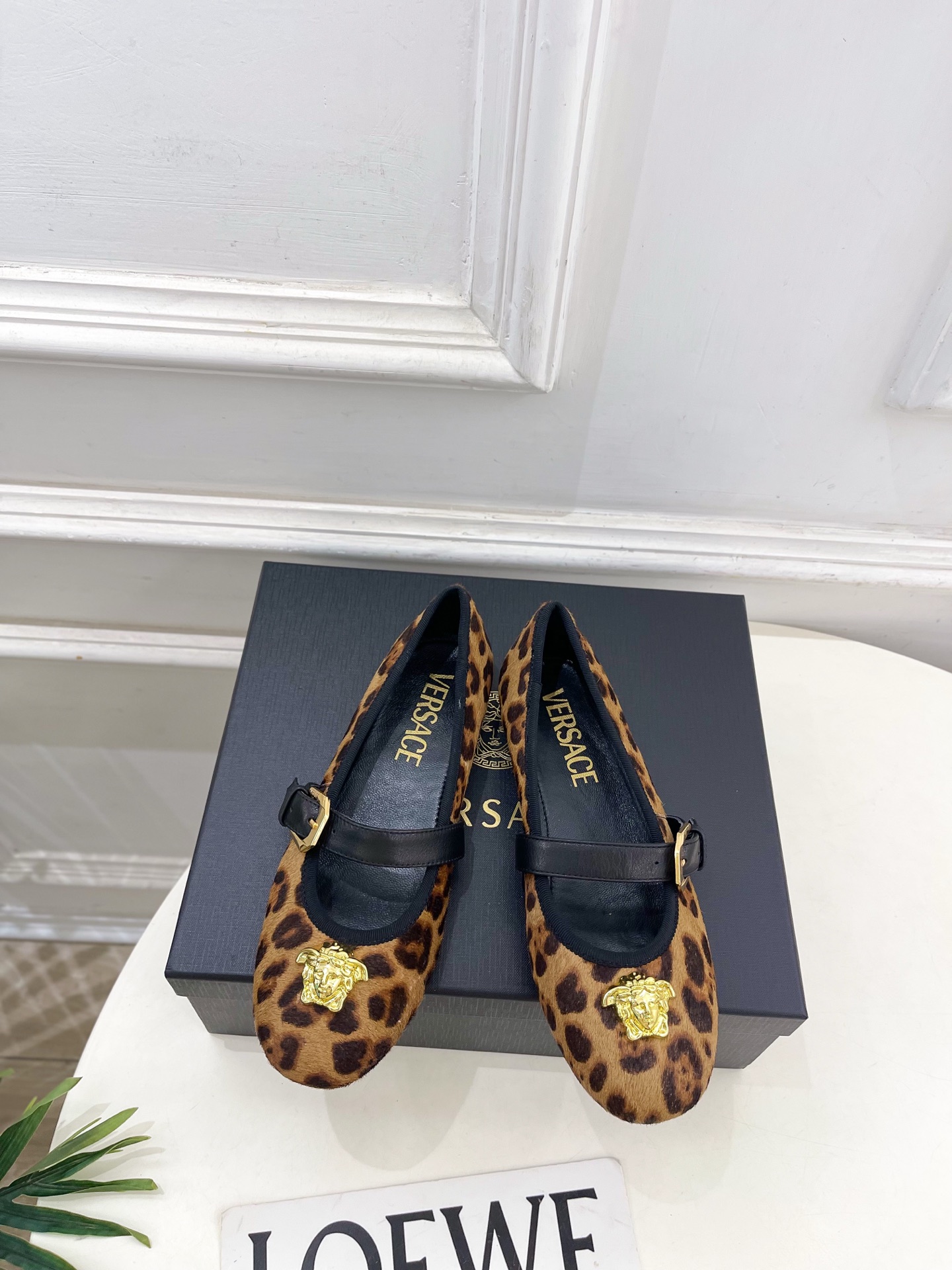 NO:758061,Versace Versace 26 2026 Spring and Summer New Product La Medusa Medusa Belt Buckle Ballet Shoes_________________________ The top version!  Market exclusive!  Fashionable style!  Handsome personality!  BS texture is super good!  Classic and versatile. The upper is made of highly customized cow patent leather/horse hair. The lining is imported goat leather. The outsole is original Italian leather. Heel height is 1.5cm. Sizes 35-39 (40, 41, 42 customized are not returnable). Price, single shoes, versace, versace, sheepskin, Leather soles19860909Versace 范思哲 26 2026春夏新品 La Medusa美杜莎皮带扣芭蕾鞋___________________________ 顶级版本！市场独家发售！款式时尚有范！个性帅气！BS质感超级好！经典百搭. 鞋面高定制牛漆皮/马毛 内里进口山羊皮里 大底原版意大利真皮大底 跟高1.5cm 尺码35-39（40、41、42定制不退换）   价格,单鞋,versace,versace,sheepskin,Leather soles,Women's Shoes