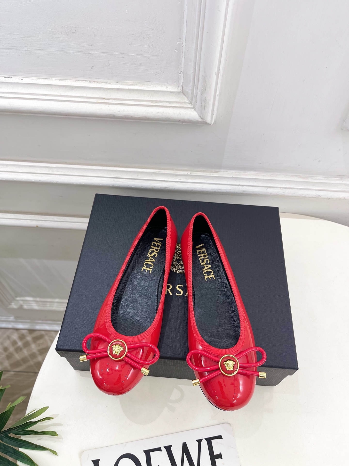 NO:758069,Versace Versace 26 2026 Spring and Summer New Arrival Medusa Bow Round Toe Flat Ballet Shoes_________________________ The top version!  Market exclusive!  Fashionable style!  Handsome personality!  BS texture is super good!  Classic and versatile. The upper is made of highly customized cow patent leather. The lining is imported goat leather. The outsole is original Italian leather. The heel height is 1.5cm. Sizes 35-39 (40, 41, 42 customizations are non-refundable). Price, single shoes, versace, versace, sheepskin, Leather soles19860909Versace 范思哲 26 2026春夏新品 美杜莎蝴蝶结圆头平底芭蕾鞋___________________________ 顶级版本！市场独家发售！款式时尚有范！个性帅气！BS质感超级好！经典百搭. 鞋面高定制牛漆皮 内里进口山羊皮里 大底原版意大利真皮大底 跟高1.5cm 尺码35-39（40、41、42定制不退换）   价格,单鞋,versace,versace,sheepskin,Leather soles,Women's Shoes