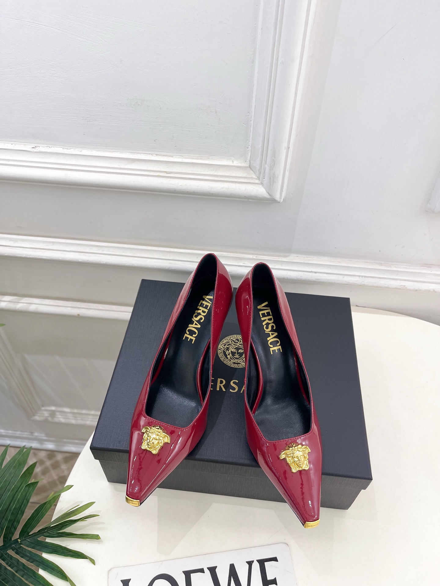 NO:758053,Versace Versace 26 2026 spring and summer new product classic Medusa small square toe high-heeled shoes_________________________ top version!  Market exclusive!  Fashionable style!  Handsome personality!  BS texture is super good!  Classic and versatile. The upper is made of high-quality custom cow patent leather. The lining is imported goat leather. The outsole is original Italian leather. The heel height is 9cm. Sizes 35-39 (40, 41, 42 customized are non-refundable). Price, high-heeled shoes, versace, versace, high heels, sheepskin, Leather soles19860909Versace 范思哲 26 2026春夏新品 经典美杜莎小方头高跟单鞋___________________________ 顶级版本！市场独家发售！款式时尚有范！个性帅气！BS质感超级好！经典百搭. 鞋面高定制牛漆皮 内里进口山羊皮里 大底原版意大利真皮大底 跟高9cm 尺码35-39（40、41、42定制不退换）   价格,高跟鞋单鞋,versace,versace,high heels,sheepskin,Leather soles,Women's Shoes