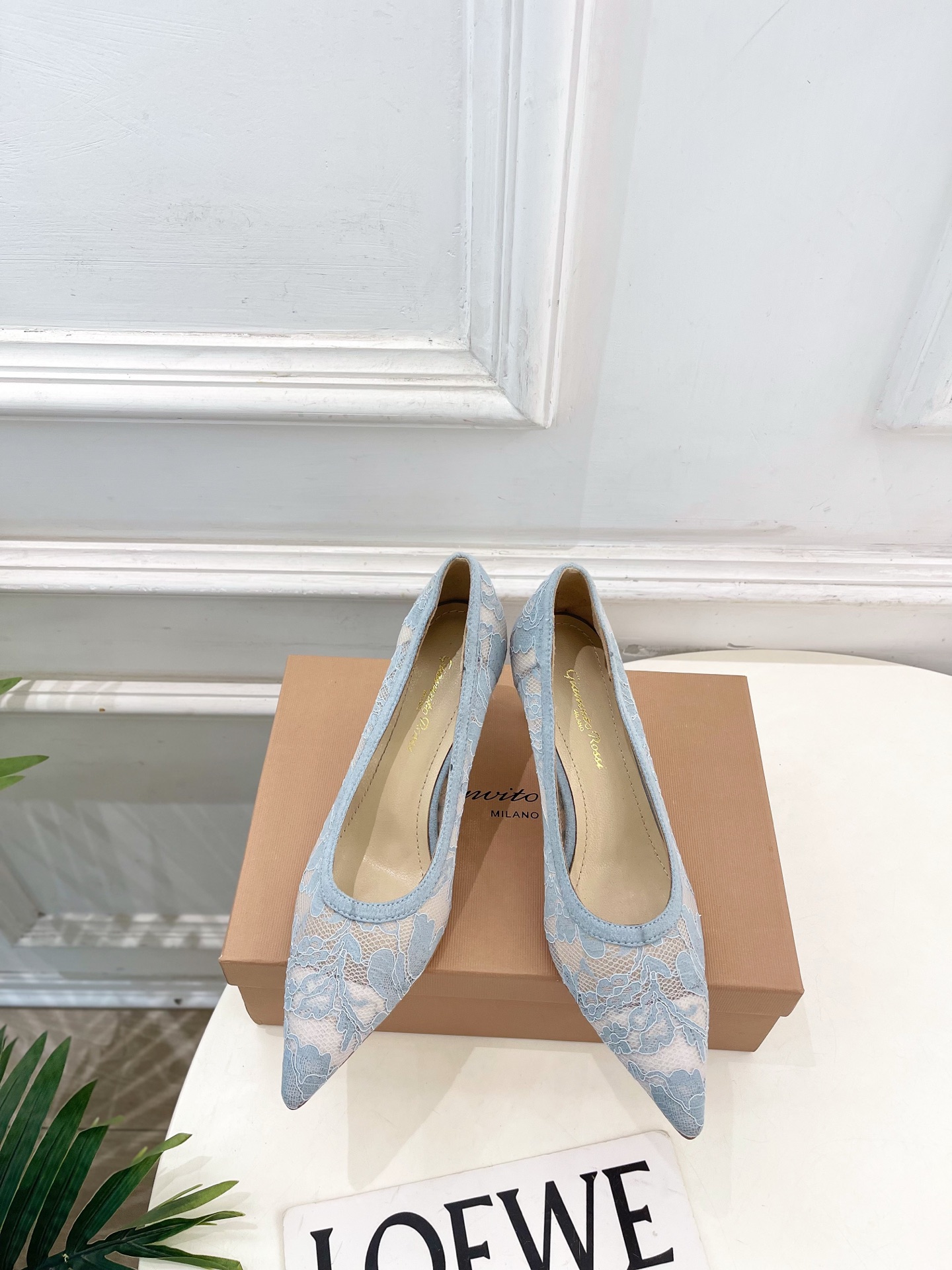 NO:757999,Gianvito Rossi｜Gianvito Rossi 26 2026 spring and summer new product GR minimalist pointed toe lace mesh high-heeled shoes are hot new!  This shoe is definitely a dark horse. It has great looks and is popular among internet celebrity bloggers. It makes the goddesses swoon. Top-notch craftsmanship creates exquisite quality. It is unbeatable and comfortable. It is definitely a love-at-first-sight style!  BS is fashionable and versatile, a must-have for everyone!  Fabric: original high-custom lace net, lining mixed sheepskin, soles imported from Italy, genuine leather outsole, heel height 8cm, Size 35-39 (34.40.41.42 customized, non-returnable), single shoes, sheepskin, Leather soles19860909Gianvito Rossi｜吉安维托·罗西 26 2026春夏新品 GR极简尖头蕾丝网高跟单鞋 火爆上新！ 这鞋绝对是黑马选手 颜值超高 网红博主火爆追捧 特让女神们心动 顶级工艺打造精品质感 无敌舒适 绝对是一见钟情款！BS时尚百搭,人手必备！ 面料原版高定制蕾丝网 内里混种羊皮里 鞋底意大利进口真皮大底  跟高8cm Size35-39（34.40.41.42定制不退换）,单鞋,sheepskin,Leather soles,Women's Shoes