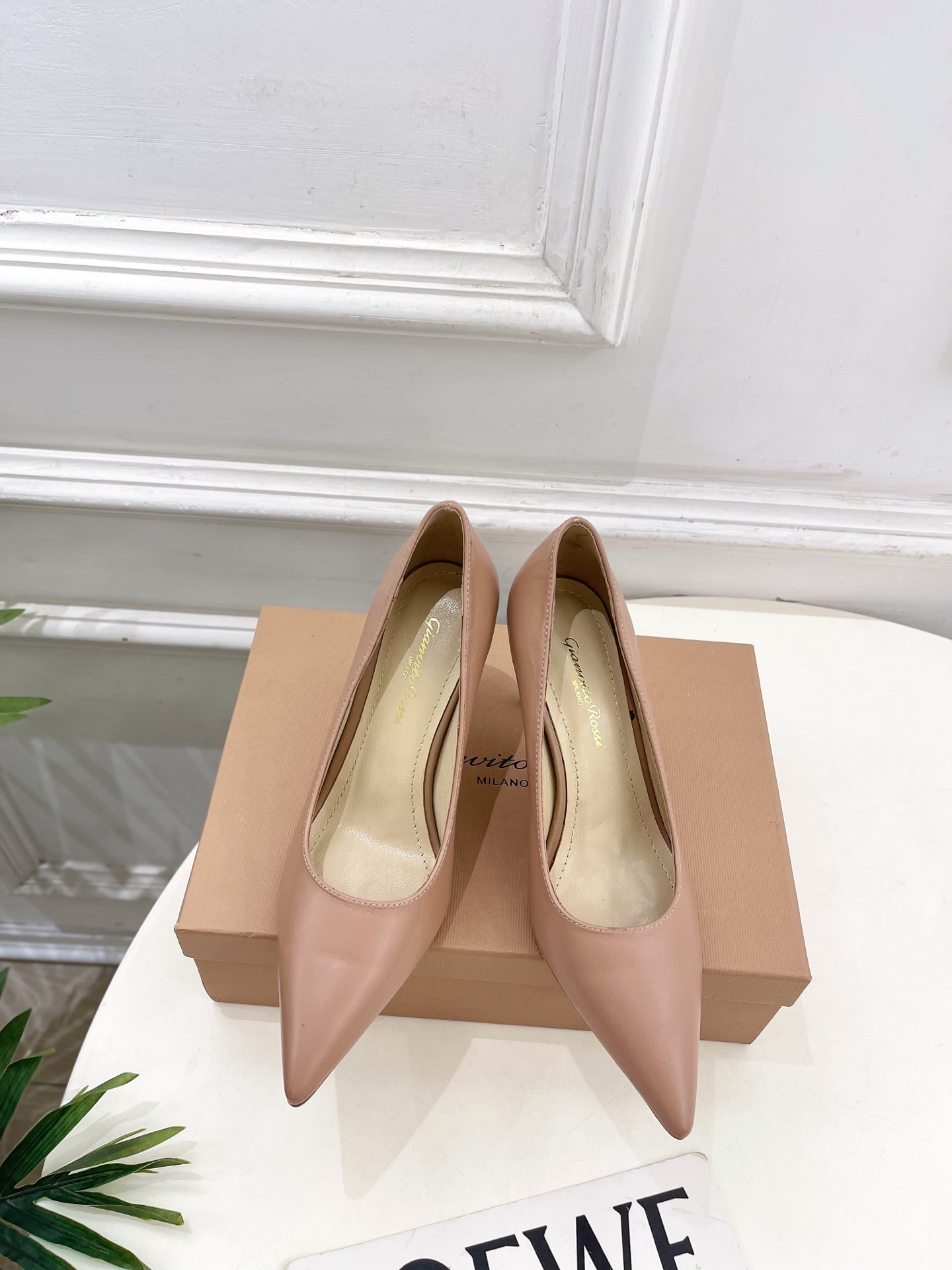 NO:757986,Gianvito Rossi｜Gianvito Rossi 26 2026 Spring and Summer New Product GR Classic Minimalist Pointed Toe High Heels Hot New Release!  This shoe is definitely a dark horse. It has great looks and is popular among internet celebrity bloggers. It makes the goddesses swoon. Top-notch craftsmanship creates exquisite quality. It is unbeatable and comfortable. It is definitely a love-at-first-sight style!  BS is fashionable and versatile, a must-have for everyone!  Fabric: original custom calfskin, lining mixed sheepskin, soles imported from Italy, genuine leather outsole, heel height 2cm/8cm, Size 35-39 (34.40.41.42 customized, non-returnable), single shoes, cowhide, sheepskin, Leather soles19860909Gianvito Rossi｜吉安维托·罗西 26 2026春夏新品 GR经典极简尖头高跟单鞋 火爆上新！ 这鞋绝对是黑马选手 颜值超高 网红博主火爆追捧 特让女神们心动 顶级工艺打造精品质感 无敌舒适 绝对是一见钟情款！BS时尚百搭,人手必备！ 面料原版定制小牛皮 内里混种羊皮里 鞋底意大利进口真皮大底  跟高2cm/8cm Size35-39（34.40.41.42定制不退换）,单鞋,cowhide,sheepskin,Leather soles,Women's Shoes