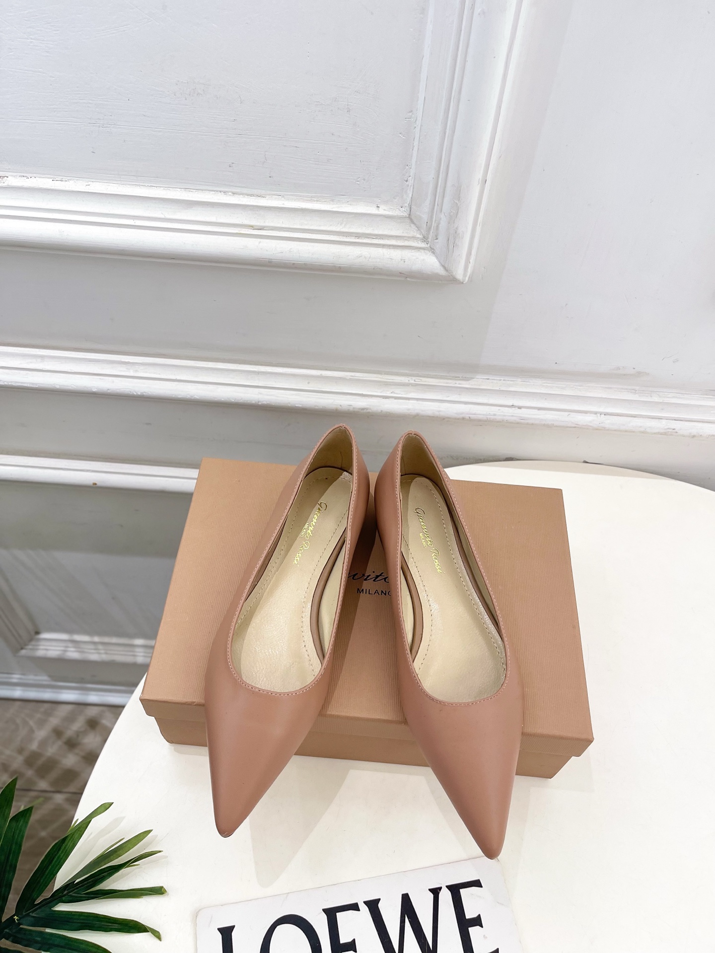 NO:757993,Gianvito Rossi｜Gianvito Rossi 26 2026 Spring and Summer New Product GR Classic Minimalist Pointed Toe Flat Shoes Hot New Release!  This shoe is definitely a dark horse. It has great looks and is popular among internet celebrity bloggers. It makes the goddesses swoon. Top-notch craftsmanship creates exquisite quality. It is unbeatable and comfortable. It is definitely a love-at-first-sight style!  BS is fashionable and versatile, a must-have for everyone!  Fabric: original custom calfskin, lining mixed sheepskin, soles imported from Italy, genuine leather outsole, heel height 2cm/8cm, Size 35-39 (34.40.41.42 customized, non-returnable), single shoes, cowhide, sheepskin, Leather soles19860909Gianvito Rossi｜吉安维托·罗西 26 2026春夏新品 GR经典极简尖头平底单鞋 火爆上新！ 这鞋绝对是黑马选手 颜值超高 网红博主火爆追捧 特让女神们心动 顶级工艺打造精品质感 无敌舒适 绝对是一见钟情款！BS时尚百搭,人手必备！ 面料原版定制小牛皮 内里混种羊皮里 鞋底意大利进口真皮大底  跟高2cm/8cm Size35-39（34.40.41.42定制不退换）,单鞋,cowhide,sheepskin,Leather soles,Women's Shoes