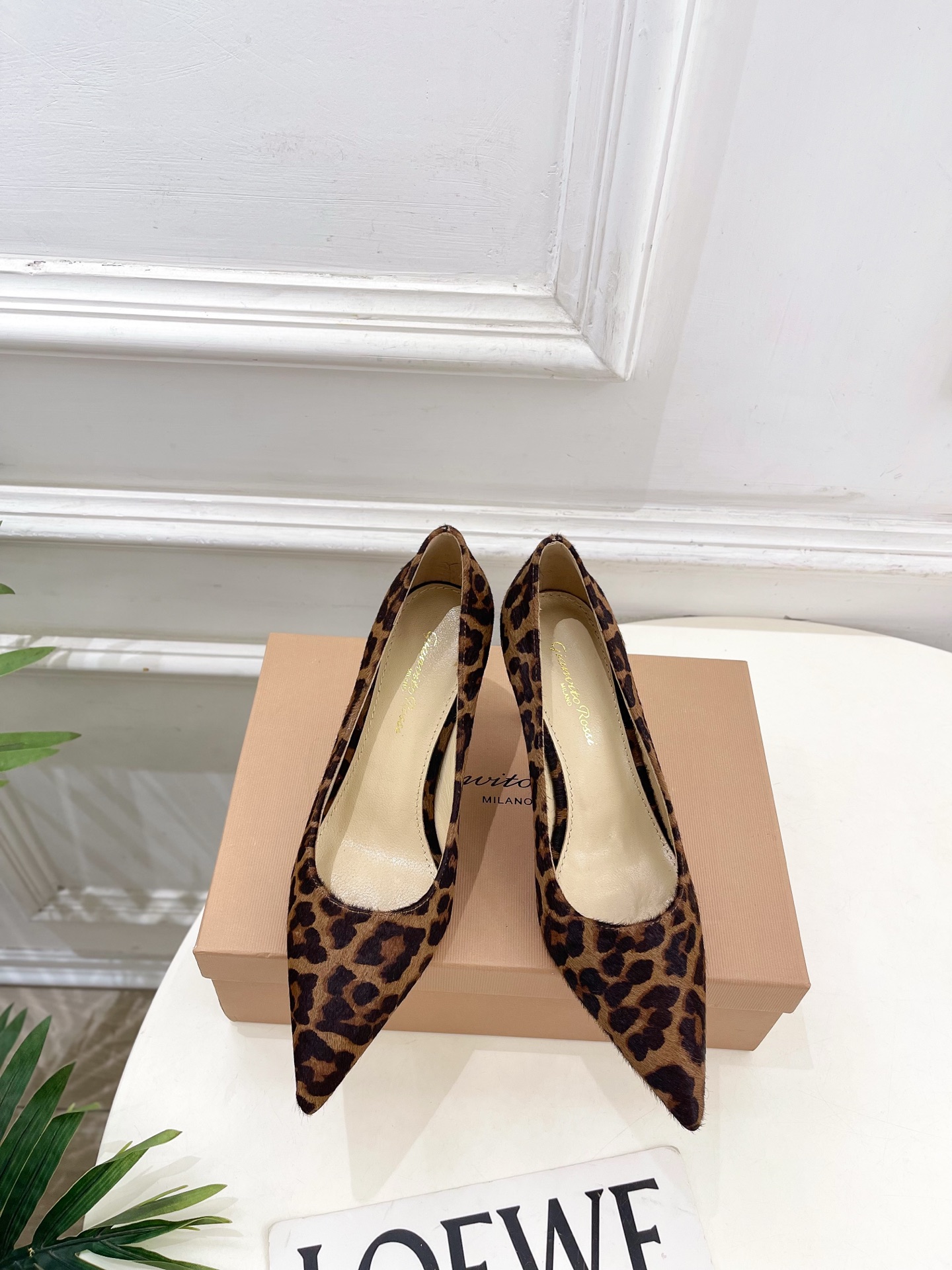 NO:757971,Gianvito Rossi｜Gianvito Rossi 26 2026 Spring and Summer New Product GR Classic Minimalist Pointed Toe High Heels Hot New Release!  This shoe is definitely a dark horse. It has great looks and is popular among internet celebrity bloggers. It makes the goddesses swoon. Top-notch craftsmanship creates exquisite quality. It is unbeatable and comfortable. It is definitely a love-at-first-sight style!  BS is fashionable and versatile, a must-have for everyone!  Fabric: original custom-made sheepskin/leopard print horse hair, lining mixed sheepskin, soles imported from Italy, genuine leather outsole, heel height 2cm/8cm, Size 35-39 (34.40.41.42 customized, non-returnable), single shoes, sheepskin, sheep, Leather soles19860909Gianvito Rossi｜吉安维托·罗西 26 2026春夏新品 GR经典极简尖头高跟单鞋 火爆上新！ 这鞋绝对是黑马选手 颜值超高 网红博主火爆追捧 特让女神们心动 顶级工艺打造精品质感 无敌舒适 绝对是一见钟情款！BS时尚百搭,人手必备！ 面料原版定制羊猄皮/豹纹马毛 内里混种羊皮里 鞋底意大利进口真皮大底  跟高2cm/8cm Size35-39（34.40.41.42定制不退换）,单鞋,sheepskin,sheep,Leather soles,Women's Shoes