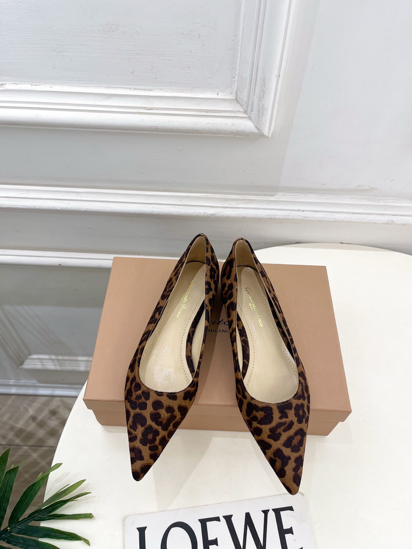 NO:757979,Gianvito Rossi｜Gianvito Rossi 26 2026 Spring and Summer New Product GR Classic Minimalist Pointed Toe Flat Shoes Hot New Release!  This shoe is definitely a dark horse. It has great looks and is popular among internet celebrity bloggers. It makes the goddesses swoon. Top-notch craftsmanship creates exquisite quality. It is unbeatable and comfortable. It is definitely a love-at-first-sight style!  BS is fashionable and versatile, a must-have for everyone!  Fabric: original custom-made sheepskin/leopard print horse hair, lining mixed sheepskin, soles imported from Italy, genuine leather outsole, heel height 2cm/8cm, Size 35-39 (34.40.41.42 customized, non-returnable), single shoes, sheepskin, sheep, Leather soles19860909Gianvito Rossi｜吉安维托·罗西 26 2026春夏新品 GR经典极简尖头平底单鞋 火爆上新！ 这鞋绝对是黑马选手 颜值超高 网红博主火爆追捧 特让女神们心动 顶级工艺打造精品质感 无敌舒适 绝对是一见钟情款！BS时尚百搭,人手必备！ 面料原版定制羊猄皮/豹纹马毛 内里混种羊皮里 鞋底意大利进口真皮大底  跟高2cm/8cm Size35-39（34.40.41.42定制不退换）,单鞋,sheepskin,sheep,Leather soles,Women's Shoes