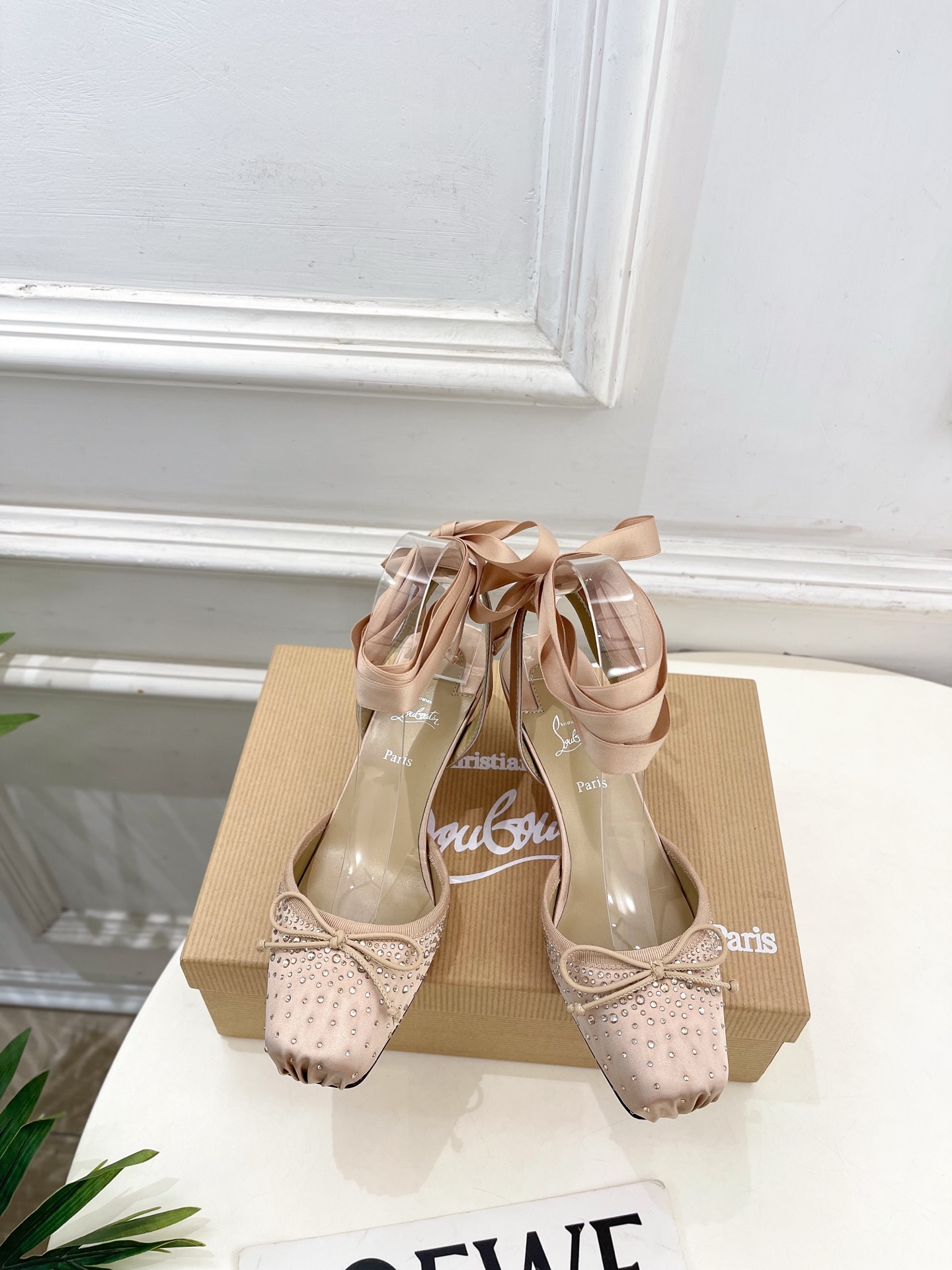 NO:758035,Christian Louboutin Road Platinum CL red-soled shoes 26ss latest Cassia Lace Up rhinestone pig nose ballet style lace-up high-heeled shoes red-soled shoes series, charming and gorgeous top hard goods new BS star style, platform anchors, Internet celebrity bloggers love interpretation, fashionable and elegant temperament, full of sexy and enchanting femininity. Fairy and charming~classic and elegant. Original custom-made silk hot diamond fabric, imported sheepskin lining, original genuine leather outsole  Heel height 5.5cm, size 35-39 (40.41. Can be customized) rhinestones, high heels sandals, christian louboutin, sandals, high heels, sheepskin, real silk, Leather soles19860909Christian Louboutin路铂廷CL 红底鞋 26ss最新Cassia Lace Up 水钻猪鼻子芭蕾风系带高跟鞋 红底鞋系列,魅惑华丽的顶级硬货上新 BS明星同款,平台主播、网红博主倾情演绎,时尚优雅气质 尽显性感妖娆女人味.仙气逼人～经典高贵优雅 面料原版定制真丝烫钻 内里进口羊皮内里 大底原版真皮大底 跟高5.5cm 码数35-39（40.41.可定做） 水钻,高跟鞋凉鞋,christian louboutin,sandals,high heels,sheepskin,real silk,Leather soles,Women's Shoes