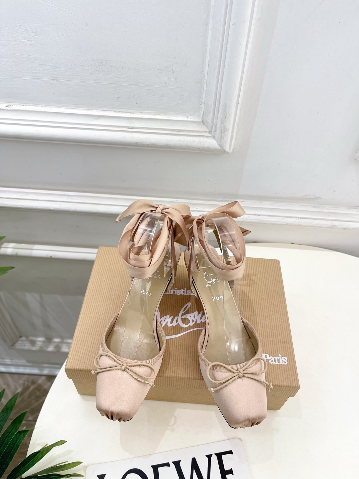 NO:758042,Christian Louboutin CL red-soled shoes 26ss latest Cassia Lace Up ballet-style lace-up high-heeled shoes red-soled shoe series, charming and gorgeous top hard goods, new BS stars, platform anchors and Internet celebrity bloggers perform the same style, fashionable and elegant temperament, full of sexy and enchanting femininity. Fairy and charming~classic and elegant. Original custom-made silk fabric, imported sheepskin lining, original leather outsole, heel height 5.5cm  Size 35-39 (40.41. Can be customized), high heels sandals, christian louboutin, sandals, high heels, sheepskin, real silk, Leather soles19860909Christian Louboutin路铂廷CL 红底鞋 26ss最新Cassia Lace Up 芭蕾风系带高跟鞋 红底鞋系列,魅惑华丽的顶级硬货上新 BS明星同款,平台主播、网红博主倾情演绎,时尚优雅气质 尽显性感妖娆女人味.仙气逼人～经典高贵优雅 面料原版定制真丝 内里进口羊皮内里 大底原版真皮大底 跟高5.5cm 码数35-39（40.41.可定做）,高跟鞋凉鞋,christian louboutin,sandals,high heels,sheepskin,real silk,Leather soles,Women's Shoes