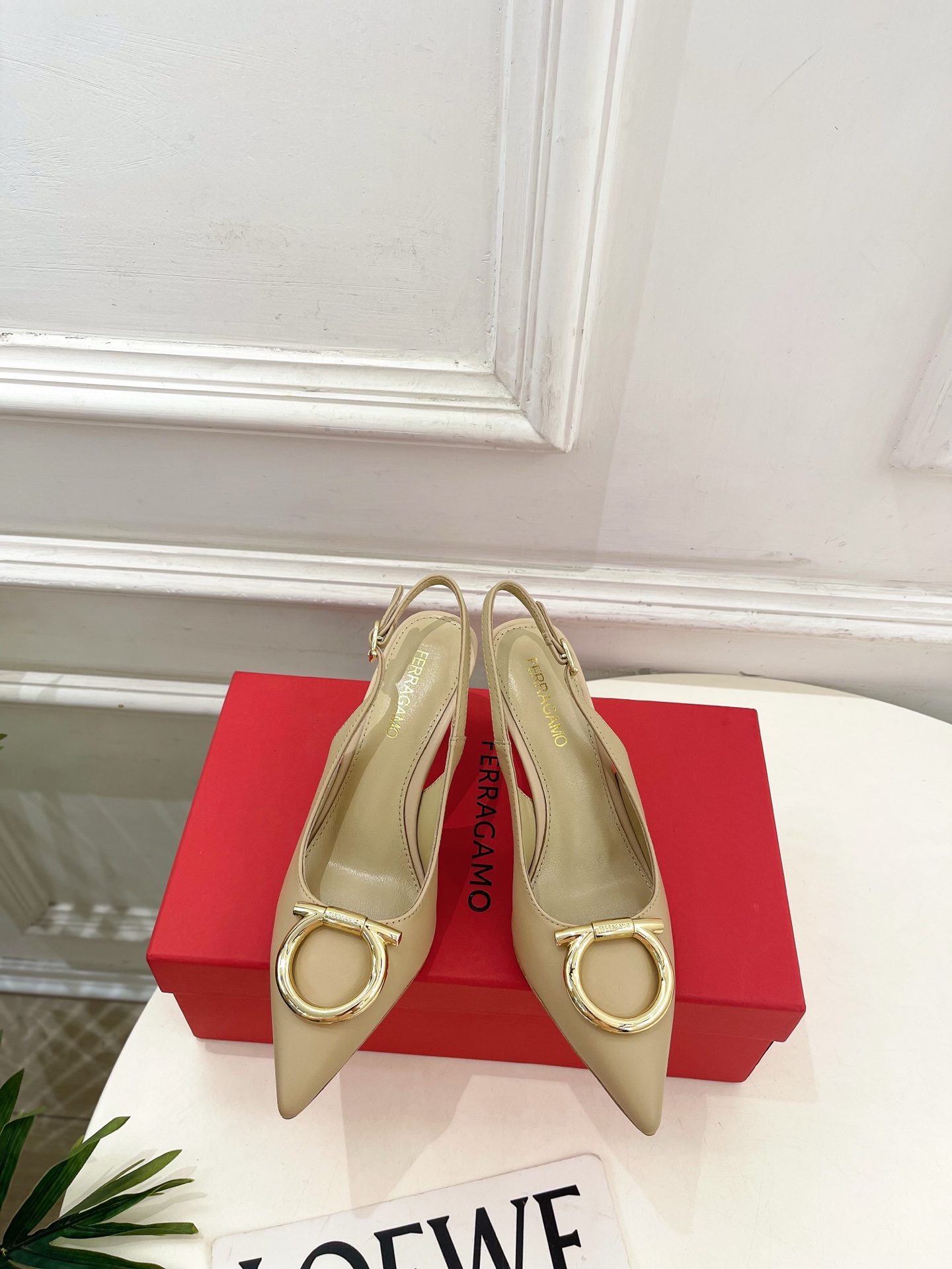 NO:758028,Ferragamo | Ferragamo 26 2026 spring and summer new product, classic pointed large Gancini buckle high-heeled back sandals, hot new arrival!   This shoe is definitely a dark horse. It has great looks and is popular among internet celebrity bloggers. It makes the goddesses swoon. Top-notch craftsmanship creates exquisite quality. It is unbeatable and comfortable. It is definitely a love-at-first-sight style!  BS is fashionable and versatile, a must-have for everyone!  Fabric: original custom calfskin, lining mixed sheepskin, soles: original genuine leather outsole imported from Italy, heel height 7cm, Size 35-39 (40.41 customized, non-refundable), high heels sandals, ferragamo, ferragamo, sandals, high heels, cowhide, sheepskin, Leather soles19860909Ferragamo｜菲拉格慕26 2026春夏新品 经典尖头大号Gancini扣饰高跟后空凉鞋 火爆上新！  这鞋绝对是黑马选手 颜值超高 网红博主火爆追捧 特让女神们心动 顶级工艺打造精品质感 无敌舒适 绝对是一见钟情款！BS时尚百搭,人手必备！ 面料原版定制小牛皮 内里混种羊皮里 鞋底原版意大利进口真皮大底 跟高7cm Size35-39（40.41定制不退换）,高跟鞋凉鞋,ferragamo,ferragamo,sandals,high heels,cowhide,sheepskin,Leather soles,Women's Shoes