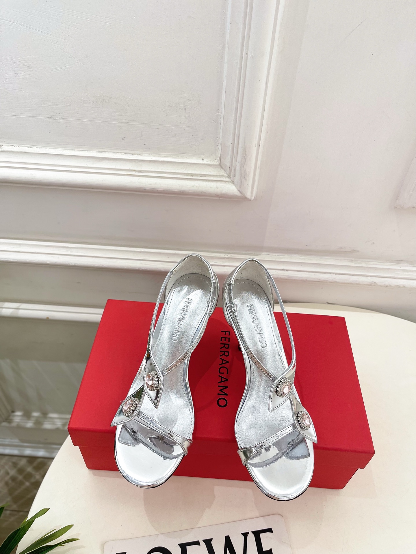 NO:758021,Ferragamo｜Ferragamo 26 2026 spring and summer new rhinestone strap high-heeled sandals are hot new!   This shoe is definitely a dark horse. It has great looks and is popular among internet celebrity bloggers. It makes the goddesses swoon. Top-notch craftsmanship creates exquisite quality. It is unbeatable and comfortable. It is definitely a love-at-first-sight style!  BS is fashionable and versatile, a must-have for everyone!  Fabric original custom-made cow patent leather lining mixed sheepskin lining original genuine leather outsole imported from Italy Heel height 8cm Size35-39 (customized at 40.41 non-refundable), high heels sandals, ferragamo, ferragamo, sandals, high heels, sheepskin, Leather soles19860909Ferragamo｜菲拉格慕26 2026春夏新品水钻细带高跟凉鞋 火爆上新！  这鞋绝对是黑马选手 颜值超高 网红博主火爆追捧 特让女神们心动 顶级工艺打造精品质感 无敌舒适 绝对是一见钟情款！BS时尚百搭,人手必备！ 面料原版定制牛漆皮 内里混种羊皮里 鞋底原版意大利进口真皮大底 跟高8cm Size35-39（40.41定制不退换）,高跟鞋凉鞋,ferragamo,ferragamo,sandals,high heels,sheepskin,Leather soles,Women's Shoes