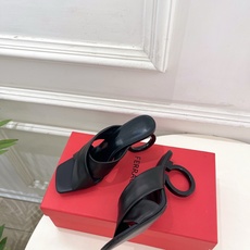 Ferragamo|菲拉格慕26𝐬𝐬2026春夏新品 经典大号G跟交叉带拖鞋 火爆上新! 这鞋绝对是 Ferragamo|菲拉格慕26𝐬𝐬2026春夏新品 经典大号G跟交叉带拖鞋 火爆上新! 这鞋绝对是