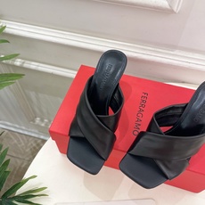 Ferragamo|菲拉格慕26𝐬𝐬2026春夏新品 经典大号G跟交叉带拖鞋 火爆上新! 这鞋绝对是 Ferragamo|菲拉格慕26𝐬𝐬2026春夏新品 经典大号G跟交叉带拖鞋 火爆上新! 这鞋绝对是