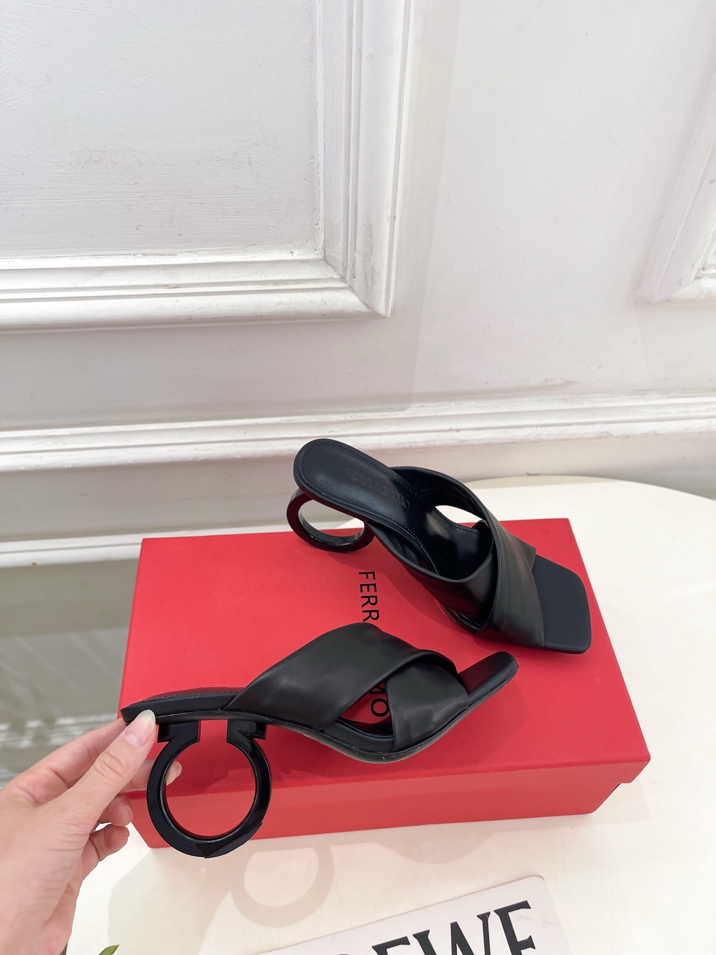 Ferragamo|菲拉格慕26𝐬𝐬2026春夏新品 经典大号G跟交叉带拖鞋 火爆上新! 这鞋绝对是 Ferragamo|菲拉格慕26𝐬𝐬2026春夏新品 经典大号G跟交叉带拖鞋 火爆上新! 这鞋绝对是
