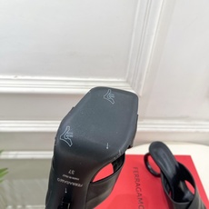 Ferragamo|菲拉格慕26𝐬𝐬2026春夏新品 经典大号G跟交叉带拖鞋 火爆上新! 这鞋绝对是 Ferragamo|菲拉格慕26𝐬𝐬2026春夏新品 经典大号G跟交叉带拖鞋 火爆上新! 这鞋绝对是