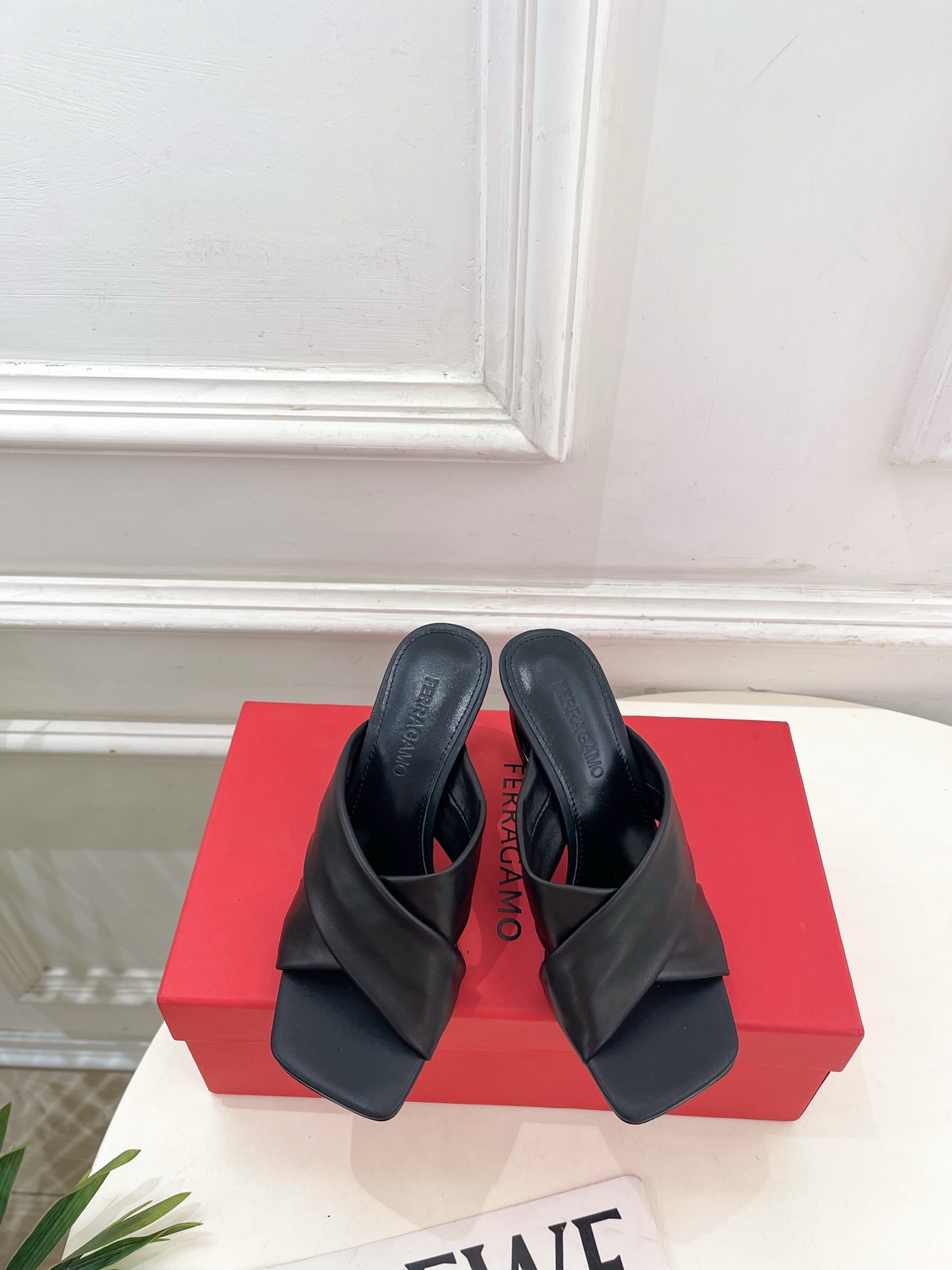 Ferragamo｜菲拉格慕26𝐬𝐬2026春夏新品  经典大号G跟交叉带拖鞋 火爆上新！  这鞋绝对是